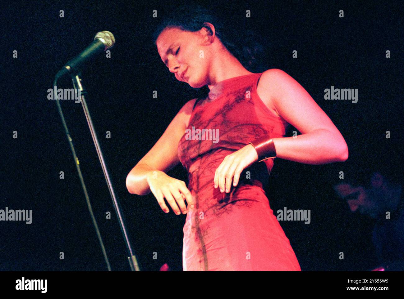 EMILIANA TORRINI, YOUNG, KONZERT, 2000: Ein seltenes Bild der jungen Emiliana Torrini, die ein kleines intimes Konzert in einem Saal im Caerphilly Castle in Wales spielt, im Rahmen des ersten Big Cheese Festivals am 28. Juli 2000. Torrini tourte mit ihrem bahnbrechenden Album Love in the Time of Science. Foto: Rob Watkins. INFO: Emilíana Torrini ist eine isländische Singer-Songwriterin, die für ihre ätherische Stimme und ihren eklektischen Sound bekannt ist und Folk-, Pop- und elektronische Einflüsse miteinander verbindet. Am besten bekannt für Lieder wie „Jungle Drum“ und ihre Arbeit an Lord of the Rings, ist ihre Musik introspektiv und atmosphärisch. Stockfoto