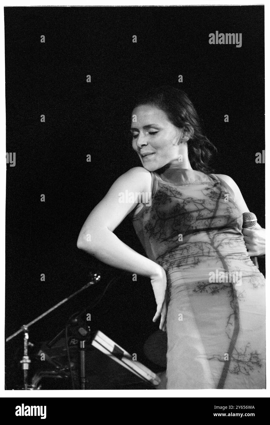 EMILIANA TORRINI, YOUNG, KONZERT, 2000: Ein seltenes Bild der jungen Emiliana Torrini, die ein kleines intimes Konzert in einem Saal im Caerphilly Castle in Wales spielt, im Rahmen des ersten Big Cheese Festivals am 28. Juli 2000. Torrini tourte mit ihrem bahnbrechenden Album Love in the Time of Science. Foto: Rob Watkins. INFO: Emilíana Torrini ist eine isländische Singer-Songwriterin, die für ihre ätherische Stimme und ihren eklektischen Sound bekannt ist und Folk-, Pop- und elektronische Einflüsse miteinander verbindet. Am besten bekannt für Lieder wie „Jungle Drum“ und ihre Arbeit an Lord of the Rings, ist ihre Musik introspektiv und atmosphärisch. Stockfoto