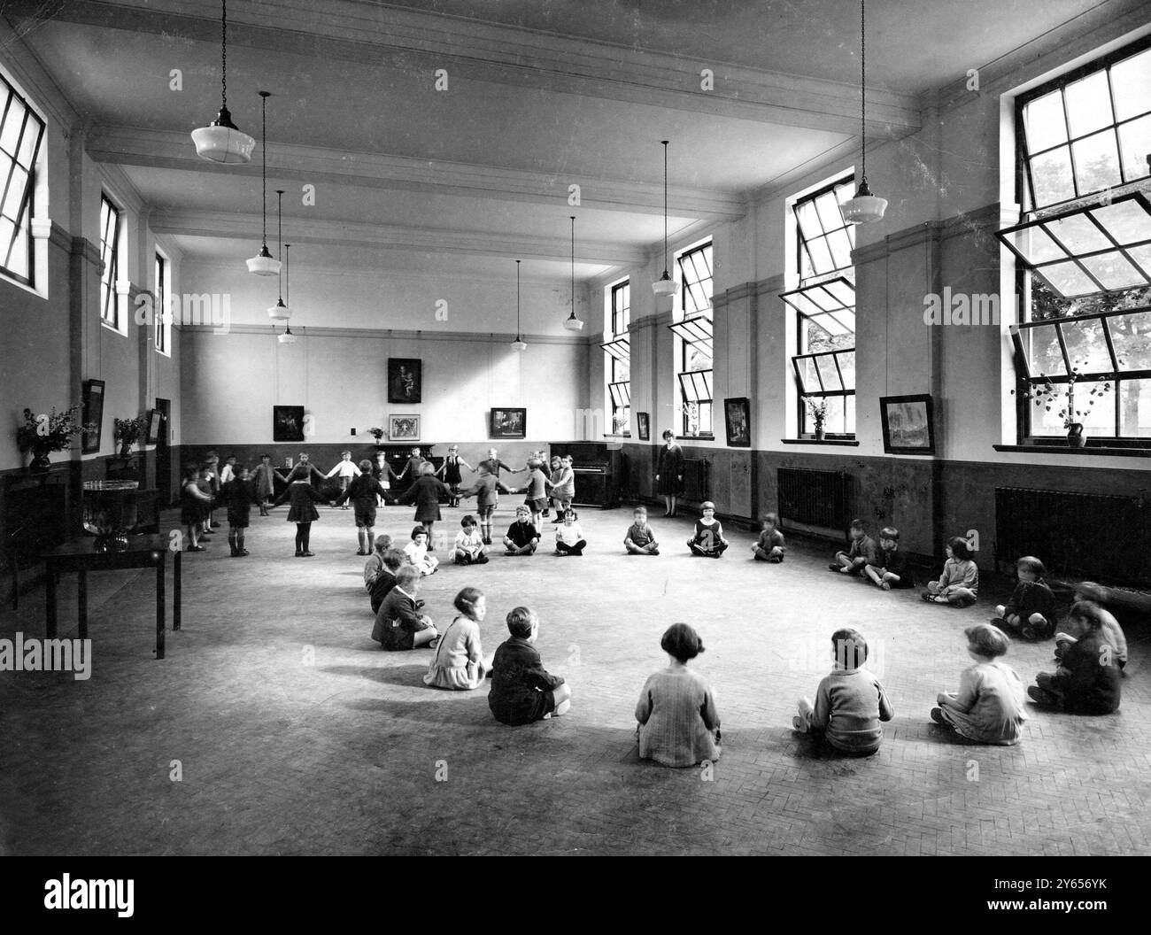 Hartfield Crescent Elementary School, Birmingham - Schüler und Kleinkinder bei Musikspielen Stockfoto