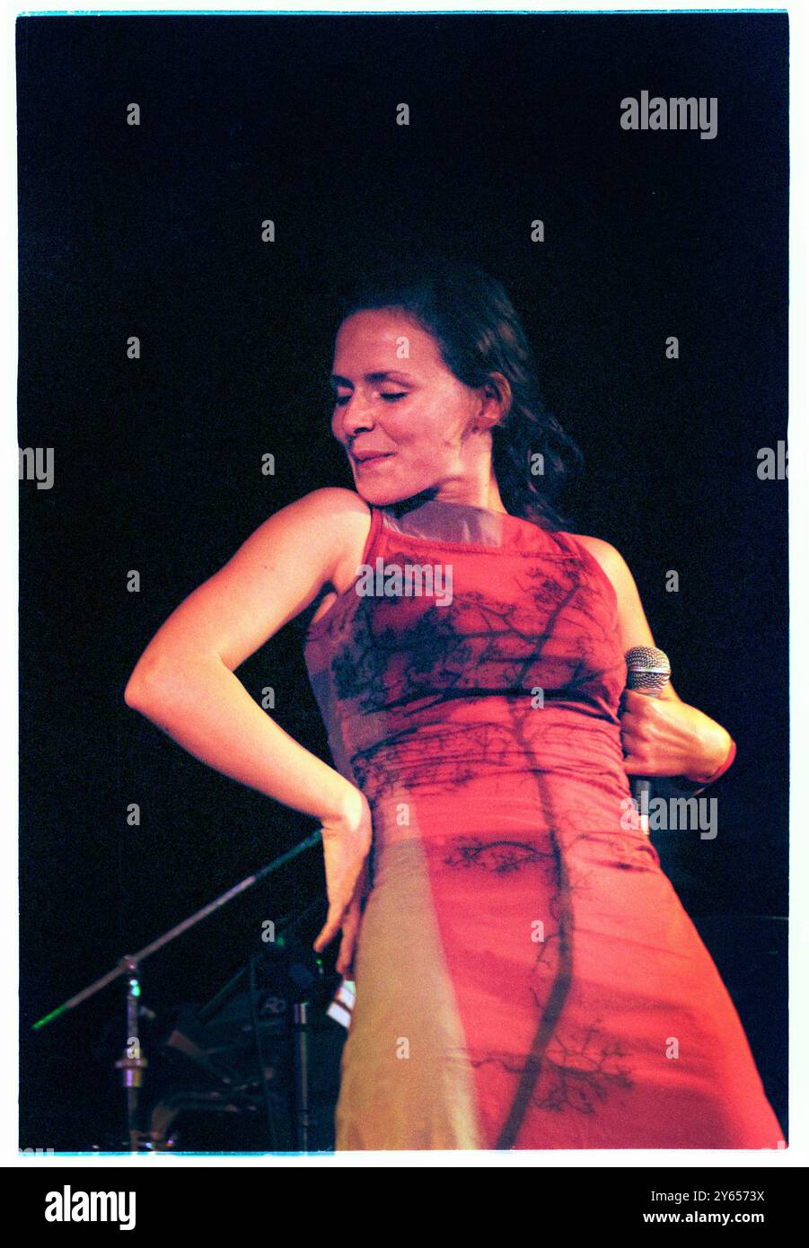EMILIANA TORRINI, YOUNG, KONZERT, 2000: Ein seltenes Bild der jungen Emiliana Torrini, die ein kleines intimes Konzert in einem Saal im Caerphilly Castle in Wales spielt, im Rahmen des ersten Big Cheese Festivals am 28. Juli 2000. Torrini tourte mit ihrem bahnbrechenden Album Love in the Time of Science. Foto: Rob Watkins. INFO: Emilíana Torrini ist eine isländische Singer-Songwriterin, die für ihre ätherische Stimme und ihren eklektischen Sound bekannt ist und Folk-, Pop- und elektronische Einflüsse miteinander verbindet. Am besten bekannt für Lieder wie „Jungle Drum“ und ihre Arbeit an Lord of the Rings, ist ihre Musik introspektiv und atmosphärisch. Stockfoto
