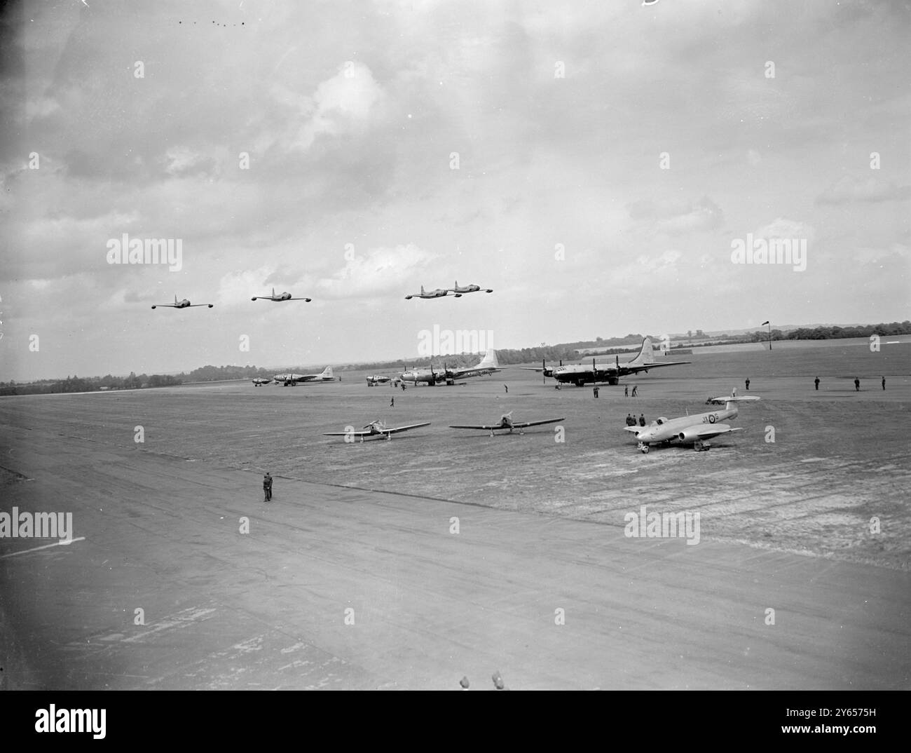 Die i6 Lockheed F-80a Düsenflugzeuge der United States Air Force 56th Fighter Group erreichten Odiham, Hampshire von der Selfridge Air Force Base, Mount Clemens, Michigan. Sie befinden sich auf dem ersten Übersee-Trainingsflug von USAF-Düsenflugzeugen und sind auf dem Weg nach Deutschland . Die Sternschnuppen werden etwa zwei Wochen in England bleiben. Hanging . 21. Juli 1948 Stockfoto