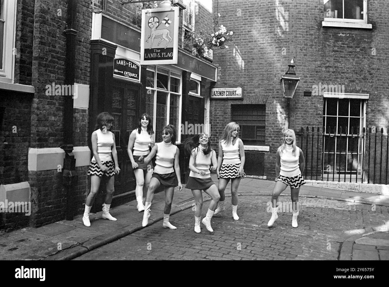 Die Beat Girls aus dem Londoner Dance Centre in der Nähe von Covent Garden freuten sich über die Nachricht, dass sie nach Venedig fliegen, um Beiträge für das Venice Film Festival zu unterstützen, die am 5. September 1966 vor dem Lamb and Flag Pub in Covent Garden in London fotografiert wurden Stockfoto