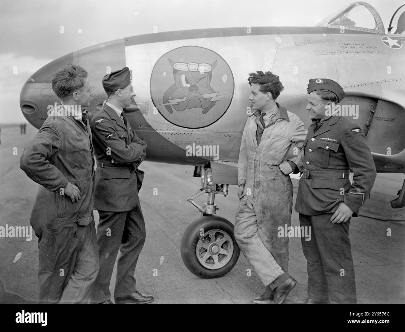 Die i6 Lockheed F-80a Düsenflugzeuge der United States Air Force 56th Fighter Group erreichten Odiham, Hampshire von der Selfridge Air Force Base, Mount Clemens, Michigan. Sie befinden sich auf dem ersten Übersee-Trainingsflug von USAF-Düsenflugzeugen und sind auf dem Weg nach Deutschland . Die Sternschnuppen werden etwa zwei Wochen in England bleiben. 21. Juli 1948 Stockfoto