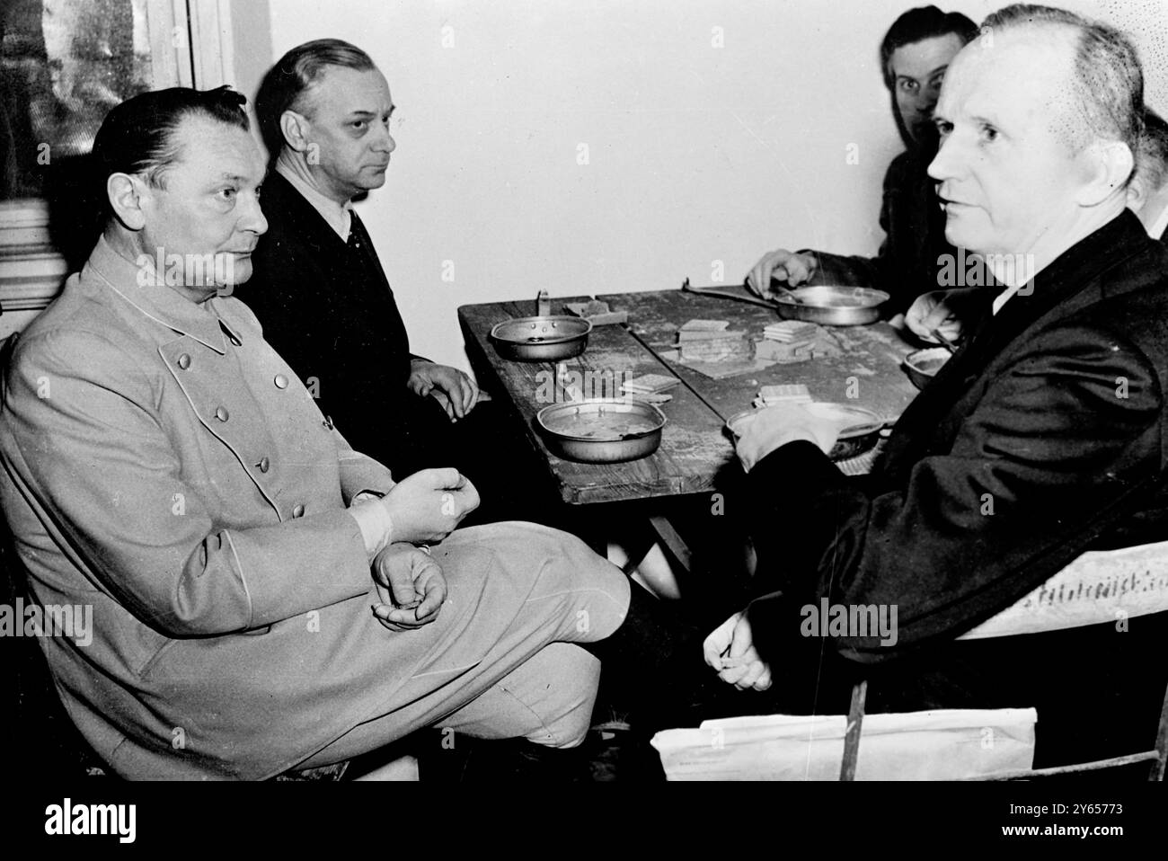 Hermann Göring mit Rosenberg und Doenitz beim Frühstück vor den Nürnberger Prozessen Stockfoto