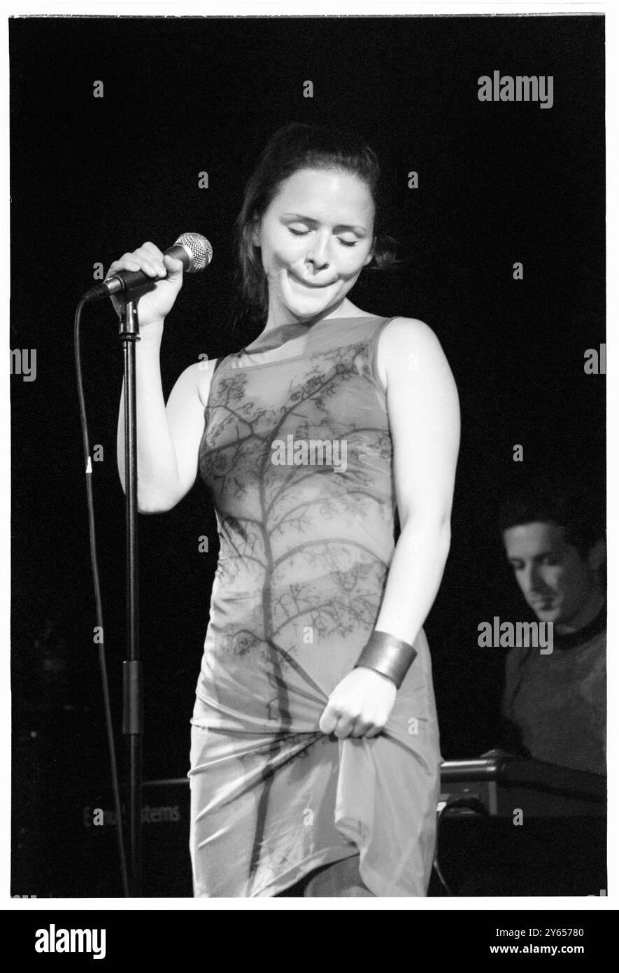 EMILIANA TORRINI, YOUNG, KONZERT, 2000: Ein seltenes Bild der jungen Emiliana Torrini, die ein kleines intimes Konzert in einem Saal im Caerphilly Castle in Wales spielt, im Rahmen des ersten Big Cheese Festivals am 28. Juli 2000. Torrini tourte mit ihrem bahnbrechenden Album Love in the Time of Science. Foto: Rob Watkins. INFO: Emilíana Torrini ist eine isländische Singer-Songwriterin, die für ihre ätherische Stimme und ihren eklektischen Sound bekannt ist und Folk-, Pop- und elektronische Einflüsse miteinander verbindet. Am besten bekannt für Lieder wie „Jungle Drum“ und ihre Arbeit an Lord of the Rings, ist ihre Musik introspektiv und atmosphärisch. Stockfoto