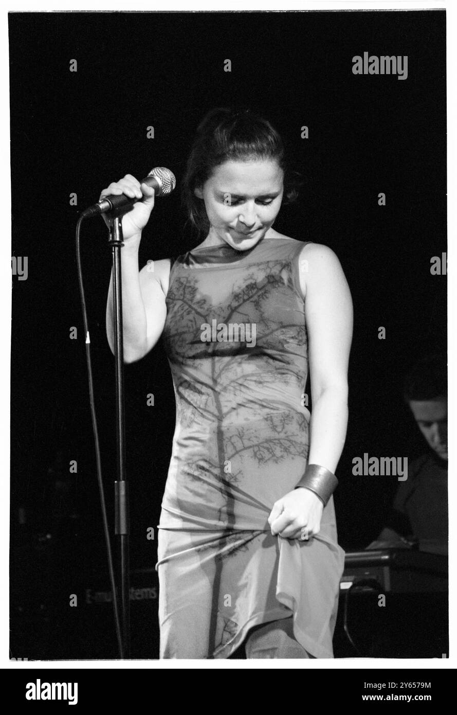 EMILIANA TORRINI, YOUNG, KONZERT, 2000: Ein seltenes Bild der jungen Emiliana Torrini, die ein kleines intimes Konzert in einem Saal im Caerphilly Castle in Wales spielt, im Rahmen des ersten Big Cheese Festivals am 28. Juli 2000. Torrini tourte mit ihrem bahnbrechenden Album Love in the Time of Science. Foto: Rob Watkins. INFO: Emilíana Torrini ist eine isländische Singer-Songwriterin, die für ihre ätherische Stimme und ihren eklektischen Sound bekannt ist und Folk-, Pop- und elektronische Einflüsse miteinander verbindet. Am besten bekannt für Lieder wie „Jungle Drum“ und ihre Arbeit an Lord of the Rings, ist ihre Musik introspektiv und atmosphärisch. Stockfoto