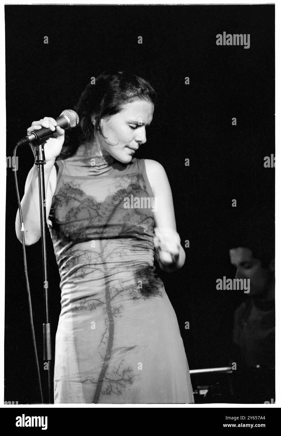 EMILIANA TORRINI, YOUNG, KONZERT, 2000: Ein seltenes Bild der jungen Emiliana Torrini, die ein kleines intimes Konzert in einem Saal im Caerphilly Castle in Wales spielt, im Rahmen des ersten Big Cheese Festivals am 28. Juli 2000. Torrini tourte mit ihrem bahnbrechenden Album Love in the Time of Science. Foto: Rob Watkins. INFO: Emilíana Torrini ist eine isländische Singer-Songwriterin, die für ihre ätherische Stimme und ihren eklektischen Sound bekannt ist und Folk-, Pop- und elektronische Einflüsse miteinander verbindet. Am besten bekannt für Lieder wie „Jungle Drum“ und ihre Arbeit an Lord of the Rings, ist ihre Musik introspektiv und atmosphärisch. Stockfoto