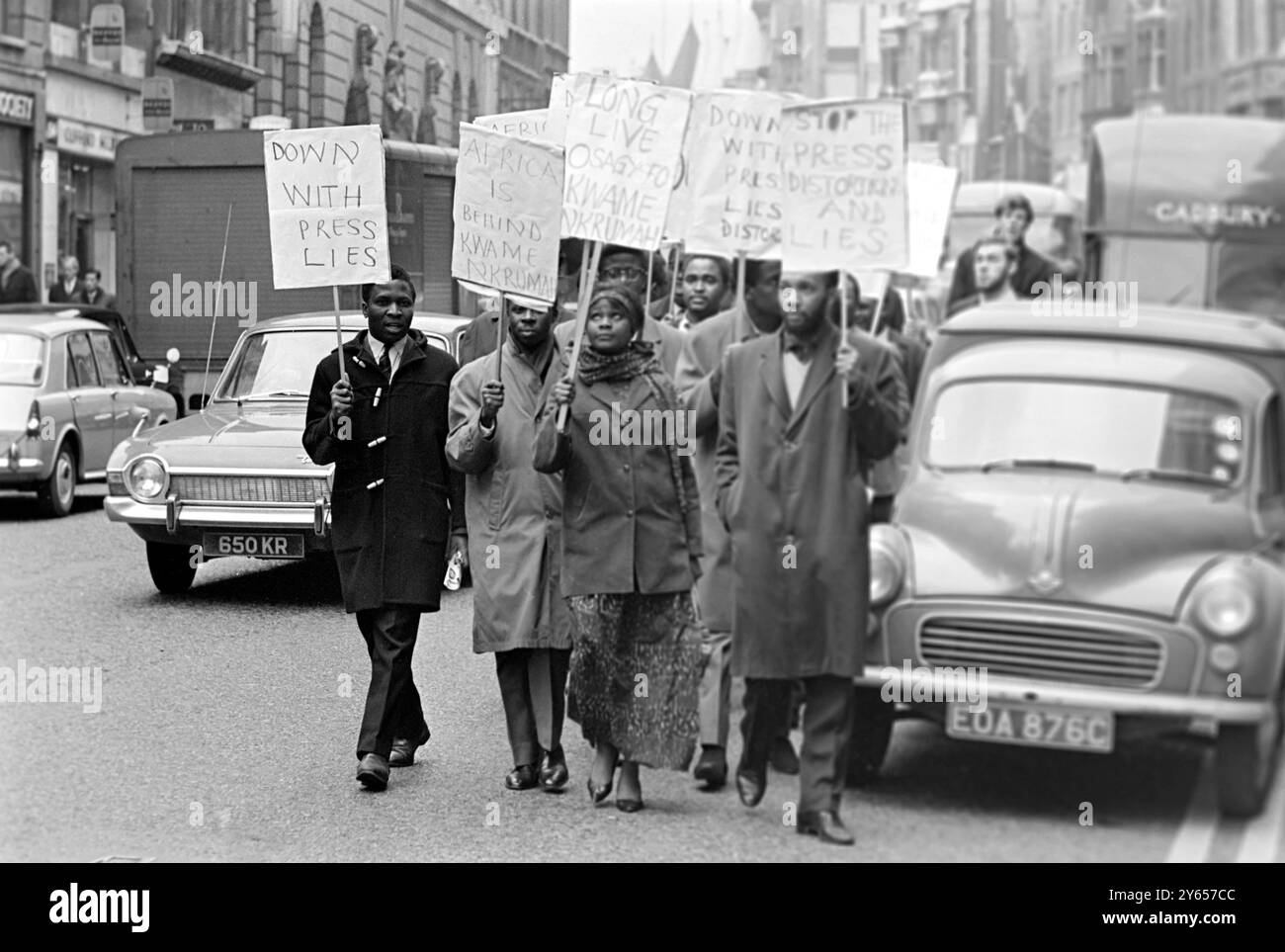 Ein Plakat mit afrikanischen Studenten der London School of Economics ist heute in der Fleet Street zu sehen , um gegen die Berichterstattung der Presse über den jüngsten Putsch in Ghana zu protestieren , bei dem Präsident Kwame Nkrumah gestürzt wurde . Sie übergaben Erklärungen an nationale Zeitungen . 2. März 1966 Stockfoto