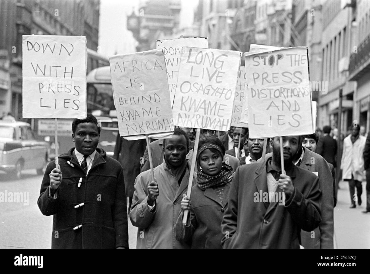 Ein Plakat mit afrikanischen Studenten der London School of Economics ist heute in der Fleet Street zu sehen , um gegen die Berichterstattung der Presse über den jüngsten Putsch in Ghana zu protestieren , bei dem Präsident Kwame Nkrumah gestürzt wurde . Sie übergaben Erklärungen an nationale Zeitungen . 2. März 1966 Stockfoto