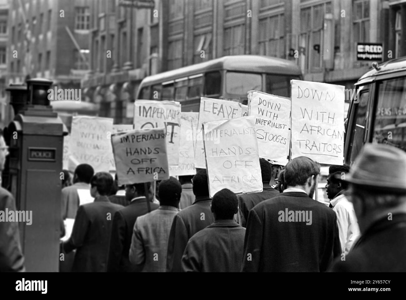 Ein Plakat mit afrikanischen Studenten der London School of Economics ist heute in der Fleet Street zu sehen , um gegen die Berichterstattung der Presse über den jüngsten Putsch in Ghana zu protestieren , bei dem Präsident Kwame Nkrumah gestürzt wurde . Sie übergaben Erklärungen an nationale Zeitungen . 2. März 1966 Stockfoto