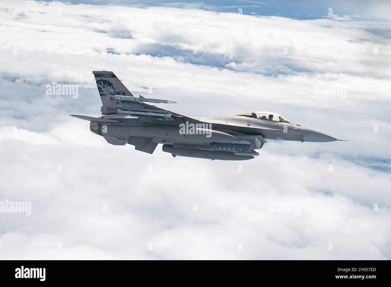 Ein F-16CM Fighting Falcon der US Air Force, der von der 179th Expeditionary Fighter Squadron betrieben wird, fliegt mit einem KC-135 Stratotanker als Luftunterschlupf Stockfoto