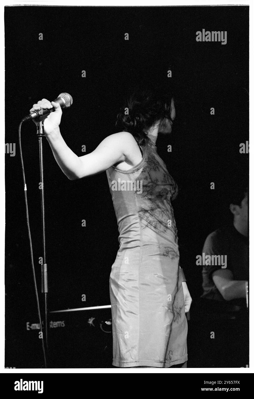 EMILIANA TORRINI, YOUNG, KONZERT, 2000: Ein seltenes Bild der jungen Emiliana Torrini, die ein kleines intimes Konzert in einem Saal im Caerphilly Castle in Wales spielt, im Rahmen des ersten Big Cheese Festivals am 28. Juli 2000. Torrini tourte mit ihrem bahnbrechenden Album Love in the Time of Science. Foto: Rob Watkins. INFO: Emilíana Torrini ist eine isländische Singer-Songwriterin, die für ihre ätherische Stimme und ihren eklektischen Sound bekannt ist und Folk-, Pop- und elektronische Einflüsse miteinander verbindet. Am besten bekannt für Lieder wie „Jungle Drum“ und ihre Arbeit an Lord of the Rings, ist ihre Musik introspektiv und atmosphärisch. Stockfoto