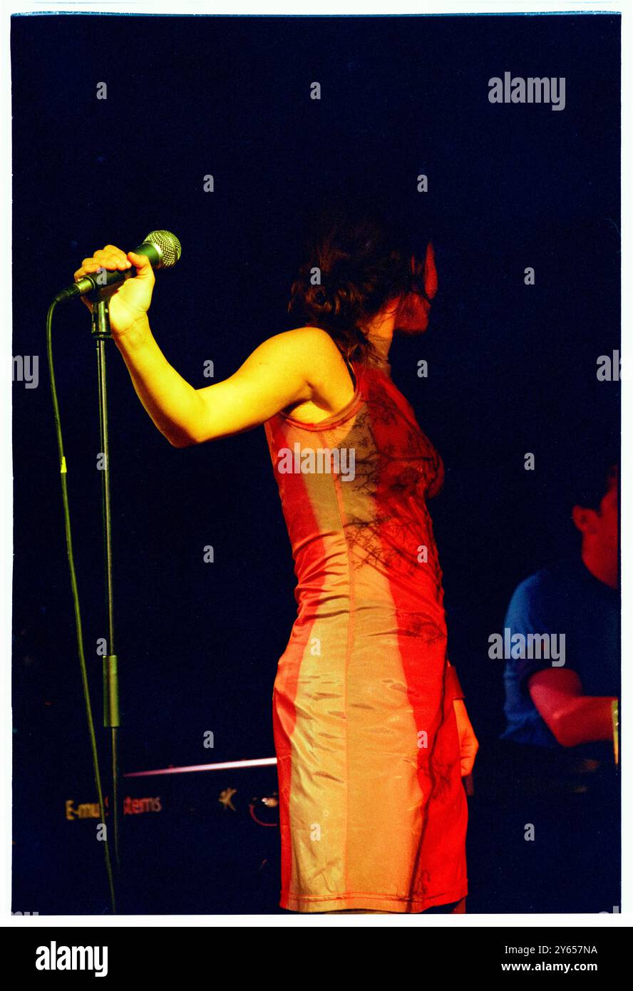EMILIANA TORRINI, YOUNG, KONZERT, 2000: Ein seltenes Bild der jungen Emiliana Torrini, die ein kleines intimes Konzert in einem Saal im Caerphilly Castle in Wales spielt, im Rahmen des ersten Big Cheese Festivals am 28. Juli 2000. Torrini tourte mit ihrem bahnbrechenden Album Love in the Time of Science. Foto: Rob Watkins. INFO: Emilíana Torrini ist eine isländische Singer-Songwriterin, die für ihre ätherische Stimme und ihren eklektischen Sound bekannt ist und Folk-, Pop- und elektronische Einflüsse miteinander verbindet. Am besten bekannt für Lieder wie „Jungle Drum“ und ihre Arbeit an Lord of the Rings, ist ihre Musik introspektiv und atmosphärisch. Stockfoto