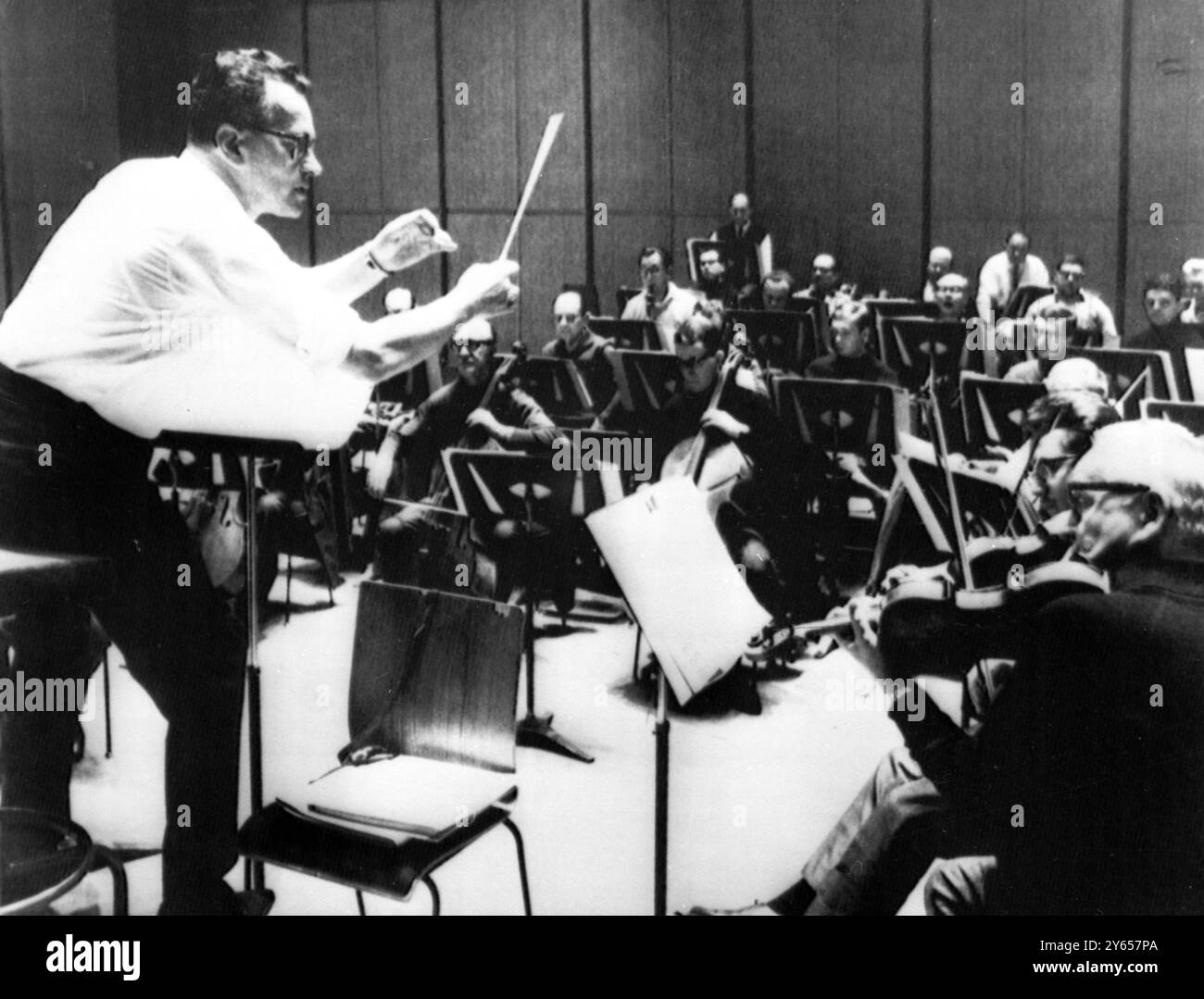 Edward Strauss II. (Links) der letzte der berühmten Walzer King-Familie leitet sein Wiener Strauss-Orchester während der Proben am Montreal Place des Arts . Das Orchester ist am 19. Oktober 1966 auf Tournee durch Kanada und die USA Stockfoto