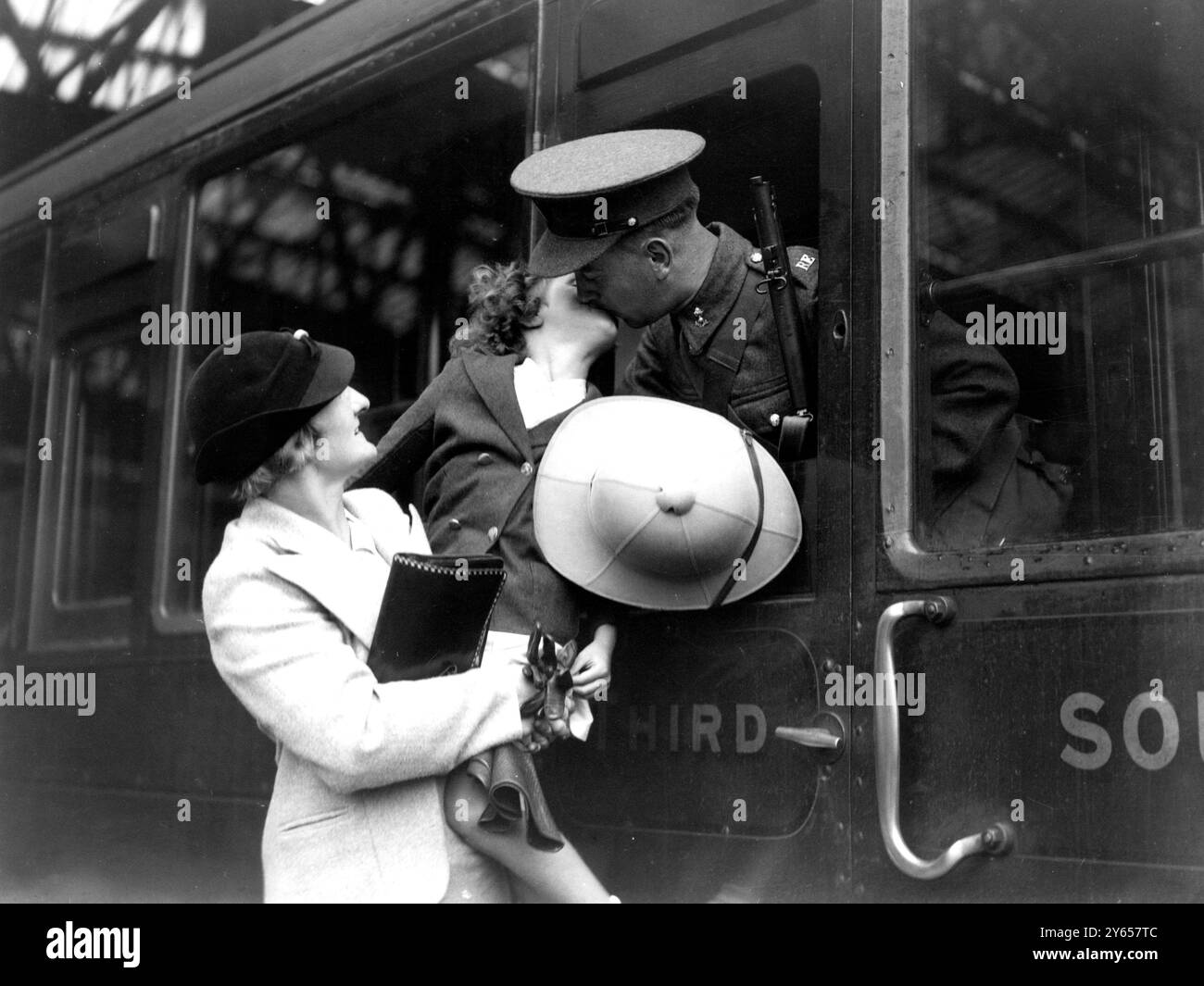 Abschied von seiner Tochter und Frau , einem königlichen Ingenieur ( Postabteilung ) , von Waterloo Station in London , England . 1936 Stockfoto