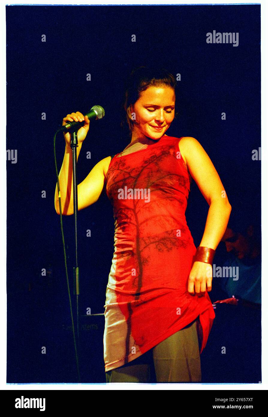 EMILIANA TORRINI, YOUNG, KONZERT, 2000: Ein seltenes Bild der jungen Emiliana Torrini, die ein kleines intimes Konzert in einem Saal im Caerphilly Castle in Wales spielt, im Rahmen des ersten Big Cheese Festivals am 28. Juli 2000. Torrini tourte mit ihrem bahnbrechenden Album Love in the Time of Science. Foto: Rob Watkins. INFO: Emilíana Torrini ist eine isländische Singer-Songwriterin, die für ihre ätherische Stimme und ihren eklektischen Sound bekannt ist und Folk-, Pop- und elektronische Einflüsse miteinander verbindet. Am besten bekannt für Lieder wie „Jungle Drum“ und ihre Arbeit an Lord of the Rings, ist ihre Musik introspektiv und atmosphärisch. Stockfoto