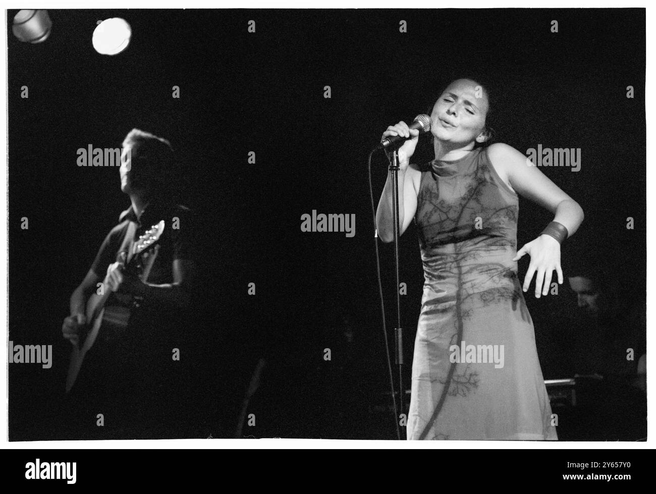 EMILIANA TORRINI, YOUNG, KONZERT, 2000: Ein seltenes Bild der jungen Emiliana Torrini, die ein kleines intimes Konzert in einem Saal im Caerphilly Castle in Wales spielt, im Rahmen des ersten Big Cheese Festivals am 28. Juli 2000. Torrini tourte mit ihrem bahnbrechenden Album Love in the Time of Science. Foto: Rob Watkins. INFO: Emilíana Torrini ist eine isländische Singer-Songwriterin, die für ihre ätherische Stimme und ihren eklektischen Sound bekannt ist und Folk-, Pop- und elektronische Einflüsse miteinander verbindet. Am besten bekannt für Lieder wie „Jungle Drum“ und ihre Arbeit an Lord of the Rings, ist ihre Musik introspektiv und atmosphärisch. Stockfoto