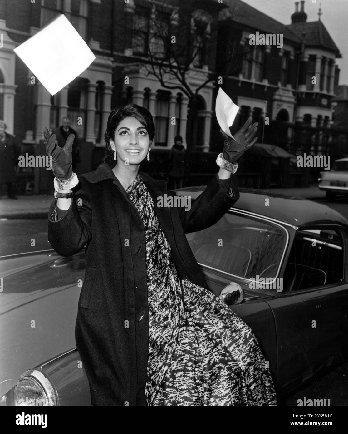 Die indische Reita Faria, die nichts über ihre Schönheit zu lernen hat, wirft ihr Fahrerschild in die Luft, nachdem sie die Fahrprüfung des Verkehrsministeriums in Nord-London, England, bestanden hat . 10. Februar 1967 Stockfoto