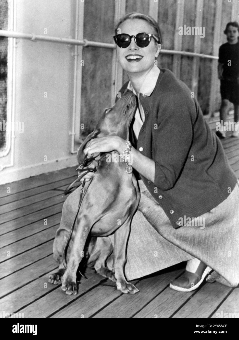 Kuss von ihrem Haustier für Grace Kelly. Grace kelly bekommt einen Kuss von ihrem neuen Hund , der ein Geschenk von einem Immobilienmann aus Philadelphia war . Stockfoto