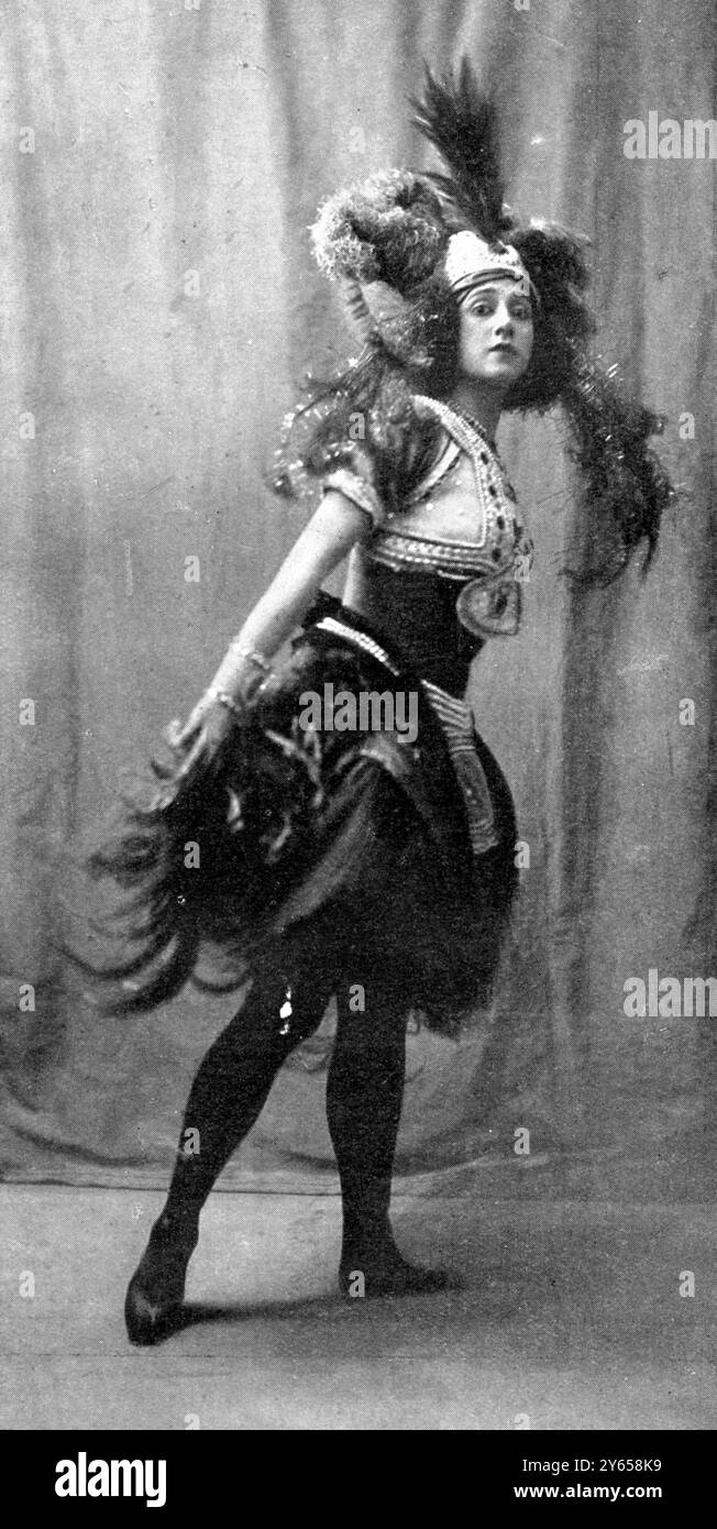 Die russische Ballerina Tamara Karsavina ist hier im Kostüm zu sehen und erscheint in L'Oiseau de Feu im Covent Garden in London . 15. Juni 1912 Stockfoto