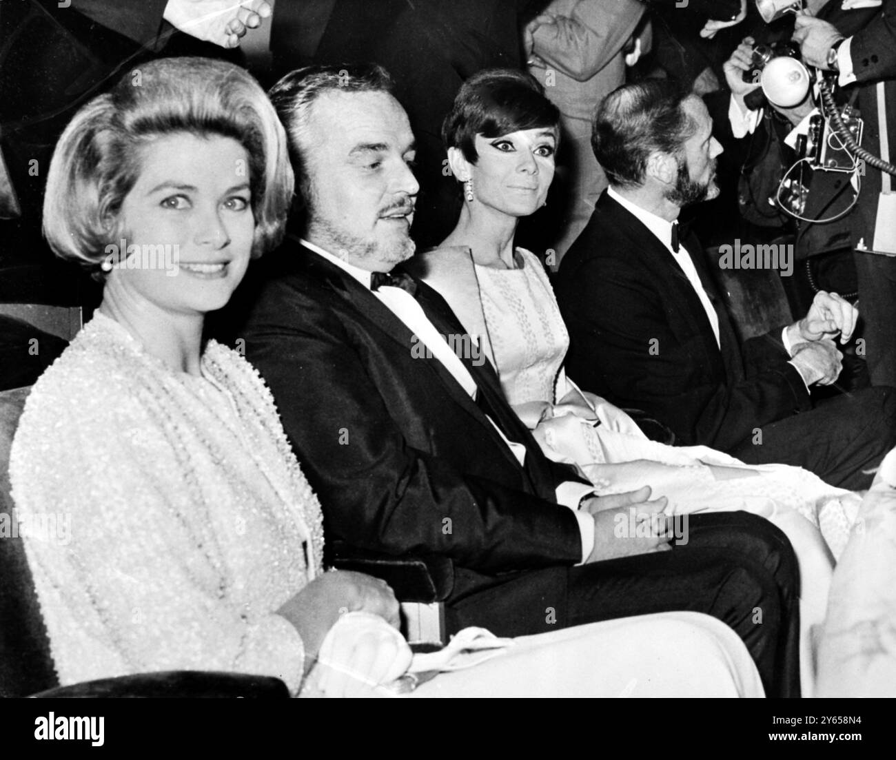 Bei der glitzernden Wohltätigkeitsgala im Martigny Theatre in Paris, um Spenden für den Bau eines Heims für ältere Filmschauspieler zu sammeln, sind von links : Prinzessin Grace von Monaco , Prinz Rainier von Monaco , Schauspielerin Audrey Hepburn und ihr Schauspieler Ehemann Mel Ferrer . 30. Oktober 1965 Stockfoto