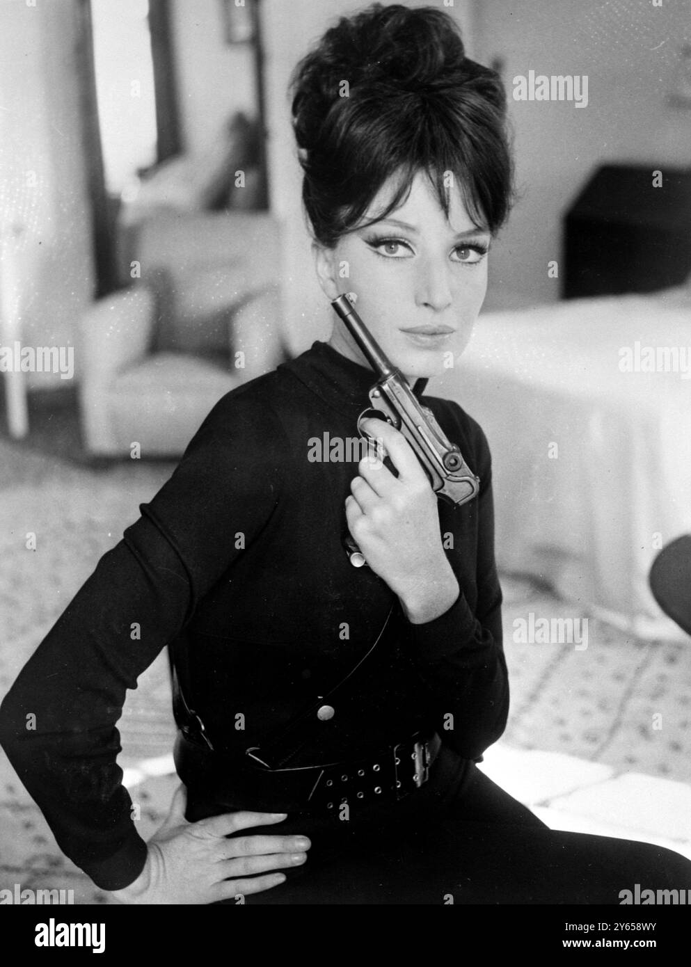 Zum Töten gekleidet. Das ist der italienische Filmstar Monica Vitti. Gekleidet in den berühmten Kampfanzug , schwarz von Kopf bis Fuß , ist sie bereit , die Bescheidenheit Blaise in einem Film zu porträtieren , der auf dem berühmten Comic-Cartoon basiert . 30. März 1966 Stockfoto