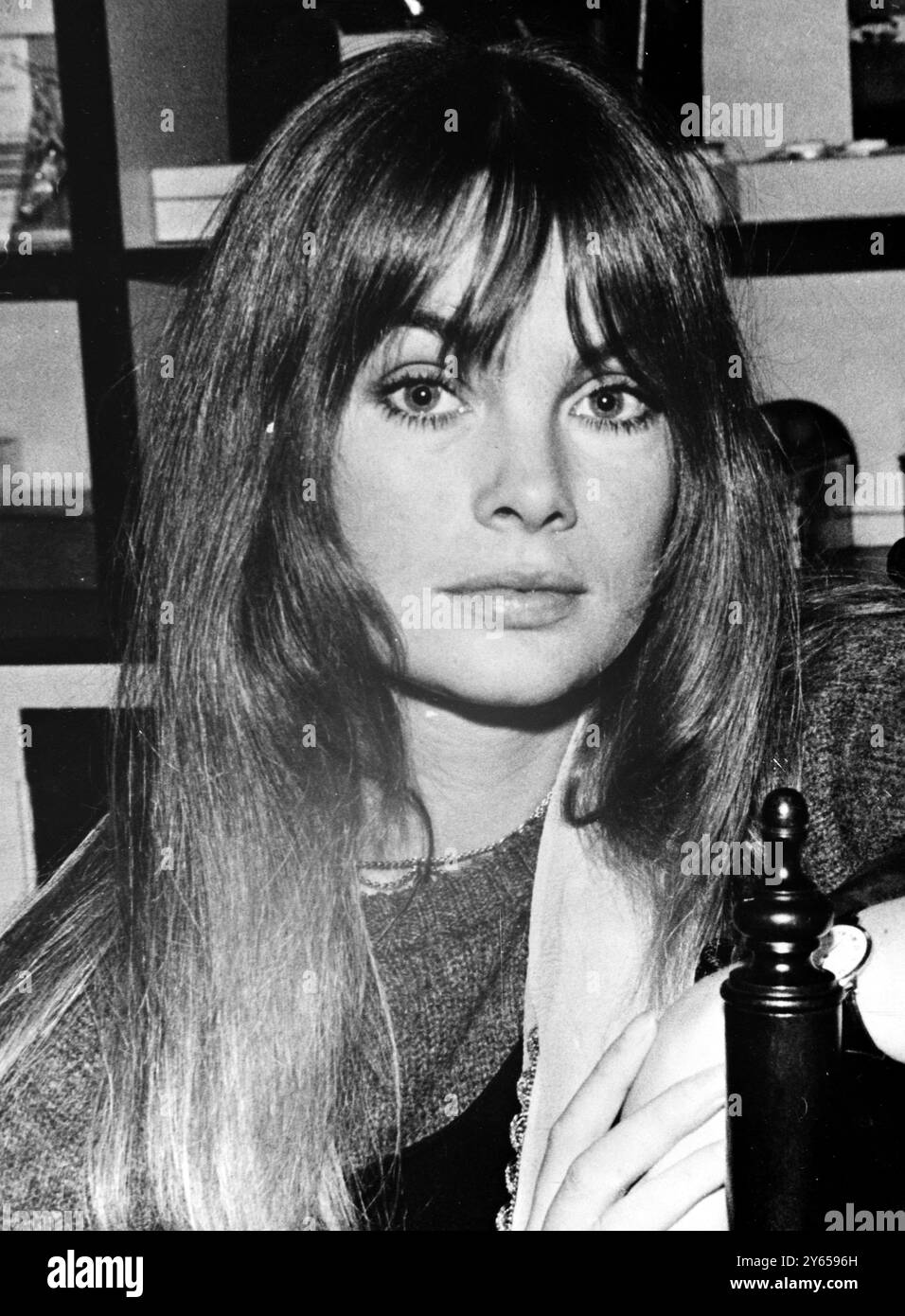 Nach sieben Jahren des Models sagt Jean Shrimpton aus London , dass sie trotz ihres Erfolgs als eines der gefragtesten Models in diesem Geschäft etwas müde ist . Nun hat sie einen anderen Auftrag übernommen , eine langfristige Förderung für Haarkosmetik . Miss Shrimpton wird in New York gesehen , nachdem sie von einem Schaukel in die Geschäfte in Denver , Houston , Portland , Oregon und San Francisco zurückgekehrt ist und an einem Shrimpede Lic Fashion Happening teilgenommen hat . 31. Januar 1968 Stockfoto