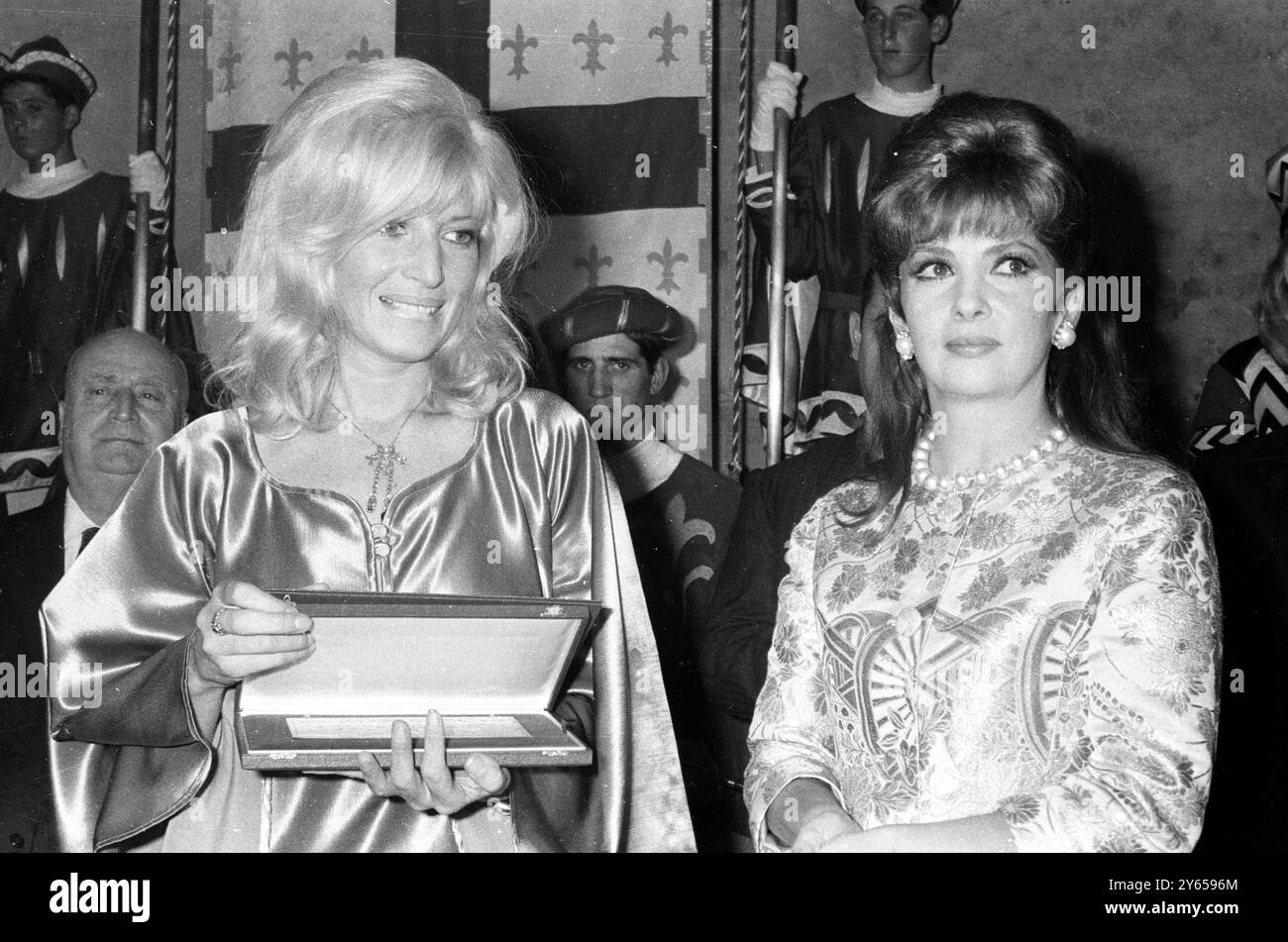 Die italienische Schauspielerin Monica Vitti (links) lächelt glücklich, nachdem sie den Preis erhalten hat, der für sie als beste italienische Schauspielerin nominiert wurde. Ihre Gefährtin ist die Schauspielerin Gina Lollobrigida , die die Zeremonie Orvieto in Italien leitete . 17. Oktober 1968 Stockfoto