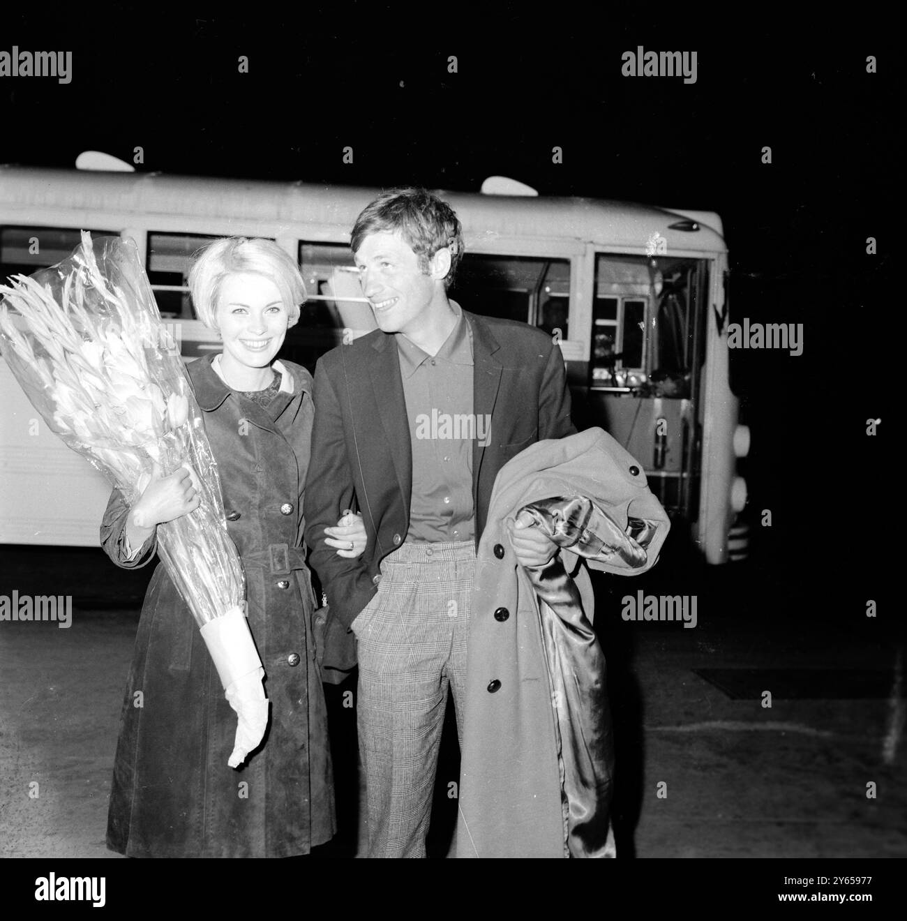 Der französische Filmschauspieler Jean-Paul Belmondo und die US-amerikanische Schauspielerin Jean Seberg sind bei ihrer Ankunft in Beirut im Libanon am 4 . April 1964 zu sehen . Sie sind hier, um Hauptrollen in dem französischen Film " Escape in Freedom " zu drehen. 6. April 1964 Stockfoto
