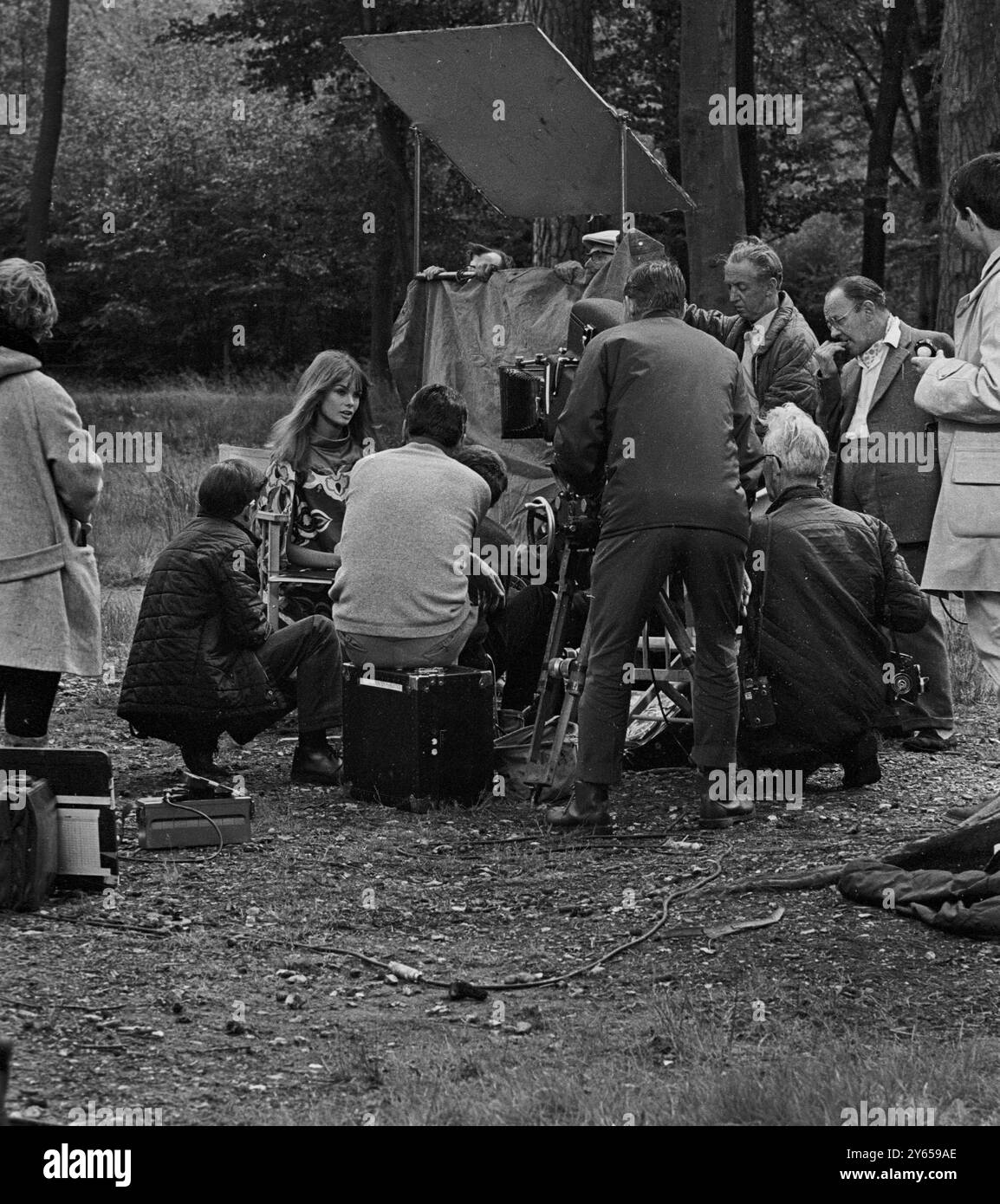 Jean Shrimpton vor Ort, während er Privilege filmte, mit der Crew hinter den Kameras am 4. August 1966 Stockfoto