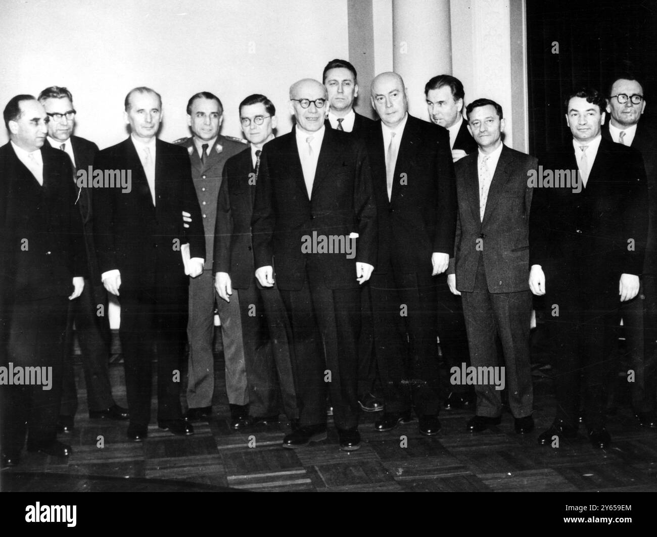 Kongress der Polnischen Vereinigten Arbeiterpartei Mitglieder des Politischen Büros des Zentralkomitees von links nach rechts : Stefan Jedrychowski , Edward Ochab , Zenon Kliszko , Marian Spychalski , Aleksander Zawadski , Wladyslaw Gomulka , Edward Gierek , Josef Cyrankiewicz , Adam Rapacki , Roman Zambrowski , Jerzy Morawski , Igmacy Loga - Sowinska Stockfoto