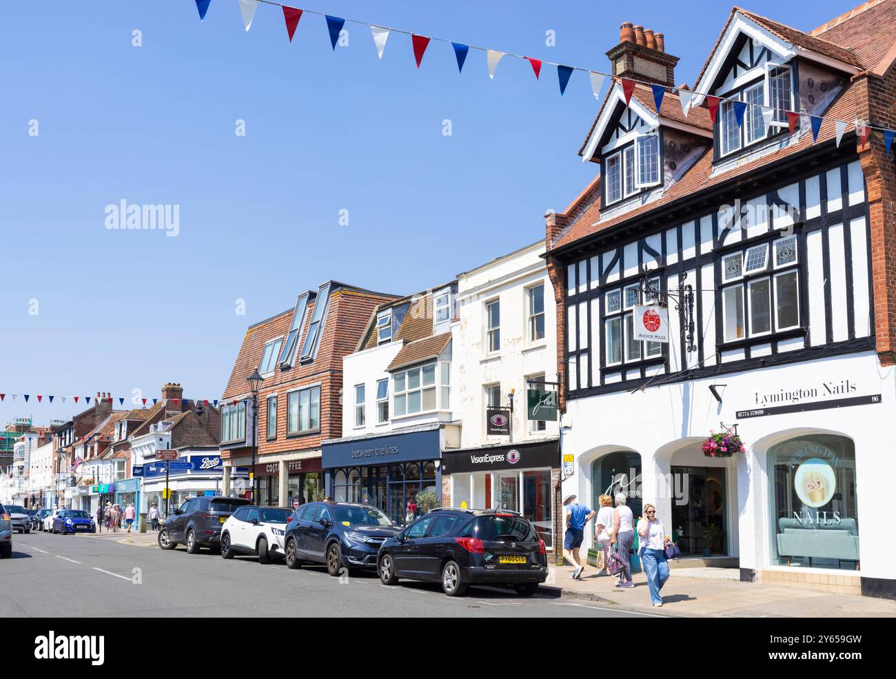 Lymington High Street UK - Geschäfte auf der High Street Lymington Hampshire eine Stadt im New Forest Lymington Hampshire England Großbritannien GB Europa Stockfoto