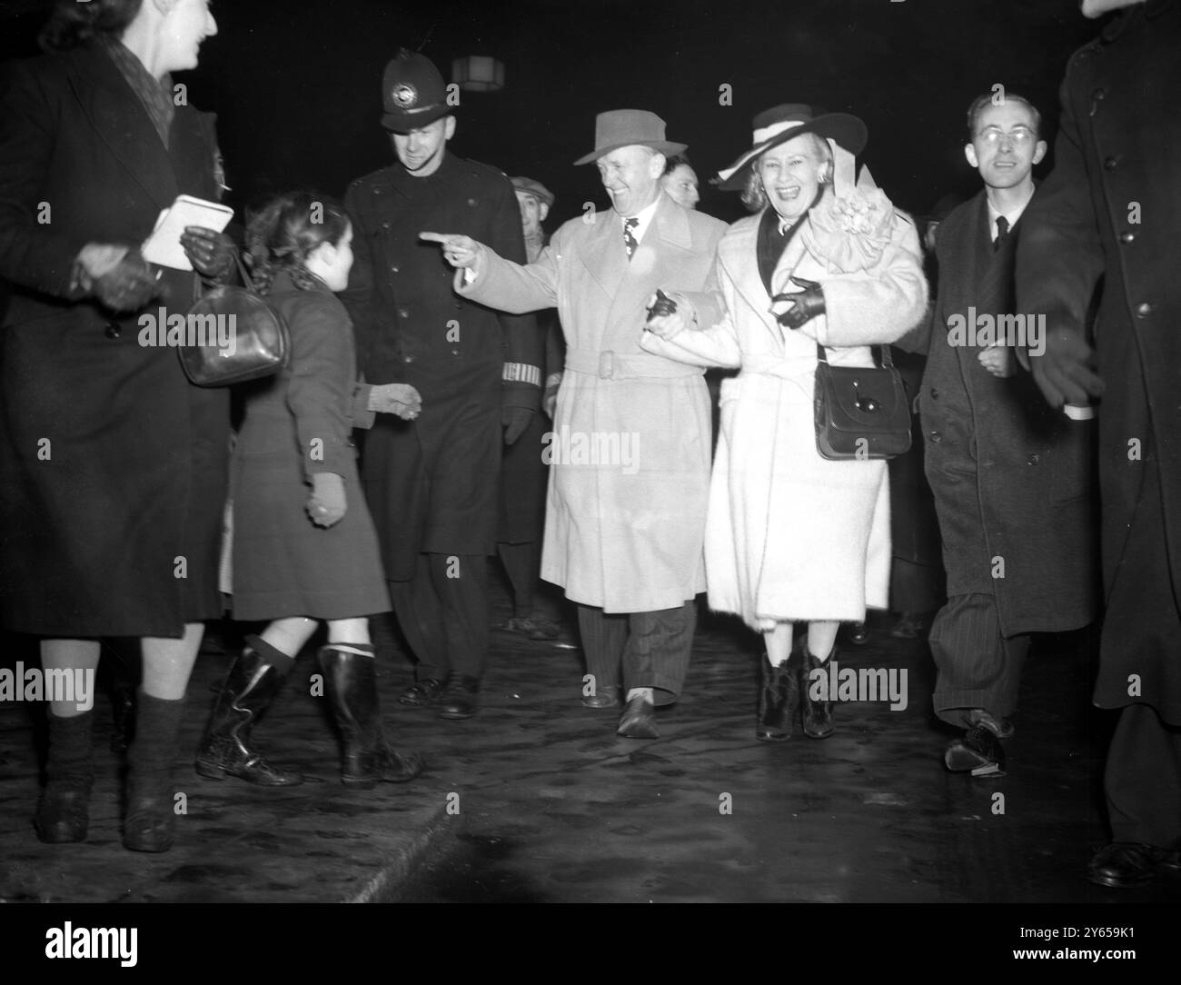 Queen Elizabeth Boat Train Persönlichkeiten an der Waterloo Station, hier gesehen, bekommen Mr und Mrs Stanley Laurel bei ihrer Ankunft eine Polizeieskorte . 10. Februar 1947 Stockfoto