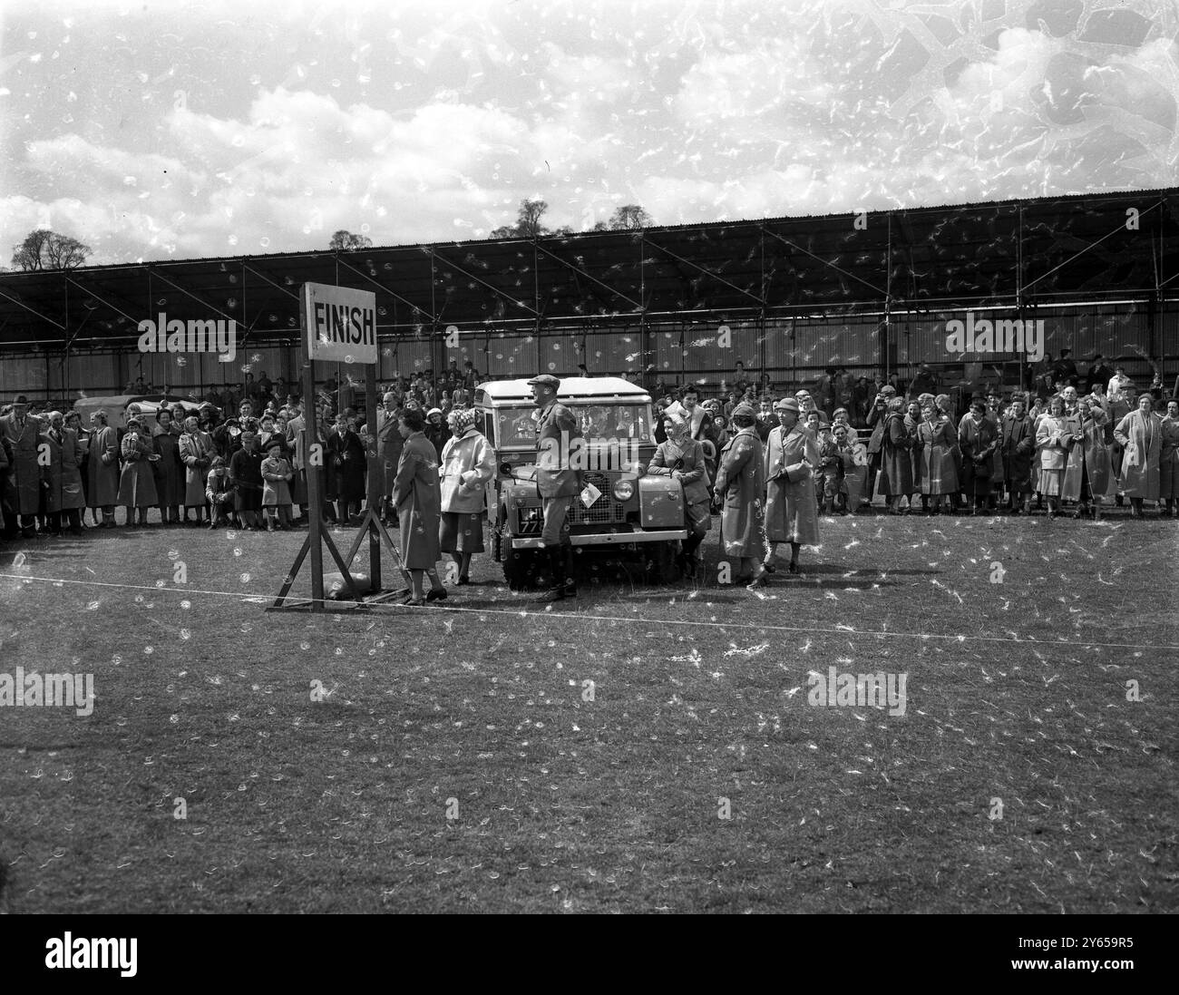 Eine lachende Prinzessin Margaret lehnt sich während des Cross Country Events bei den jährlichen Badminton Horse Trials gegen einen Land Rover an . Die Prinzessin , die Reithosen trägt , war mit der Königin und der Königin Mutter zusammen . Die drei Fahrer , die an den Olympischen Spielen in Stockholm teilnehmen , werden aus den hier teilnehmenden Teilnehmern ausgewählt : Badminton , Gloucestershire , England . 19. April 1956 Stockfoto