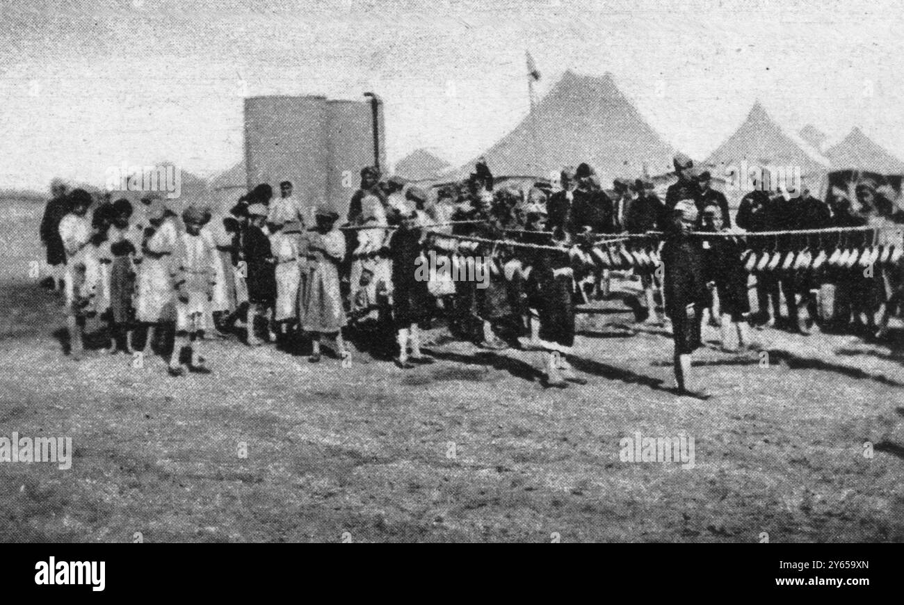 Syrische und armenische Flüchtlinge : das von den Briten organisierte Ba'qubah-Camp in der Nähe von Bagdad , Irak , beschäftigte zweckmäßig einige der 900 geflüchteten Waisenkinder , für die ein Waisenhaus eingerichtet wurde . 7. Juni 1919 Stockfoto