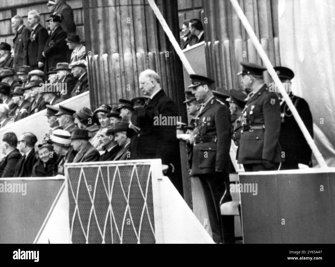 Präsident Eamon de Valera , 83 Jahre altes Staatsoberhaupt und einziger überlebender Kommandant der siebentägigen Osteraufstände in Irland im Jahr 1916 , die das britische Empire erschütterten und die irische Nation aufrührten , begrüßt den Gruß vor dem historischen General Post Office Building - Geburtsort der Republik . Bei den heutigen Zeremonien in Dublin zum 50. Jahrestag des Aufstandes. Die Kirchenglocken läuten über die Fahne der Stadt, als die Emotionen die Iren aufforderten, ein zweiwöchiges Jubiläum zum Gedenken an den Aufstand begannen . 10. April 1966 Stockfoto