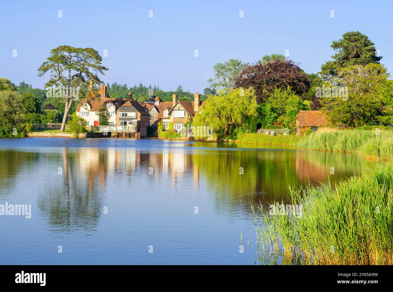 Beaulieu uk Haus und See am Mill Dam in Beaulieu Village im New Forest National Park Hampshire England UK GB Europa Stockfoto