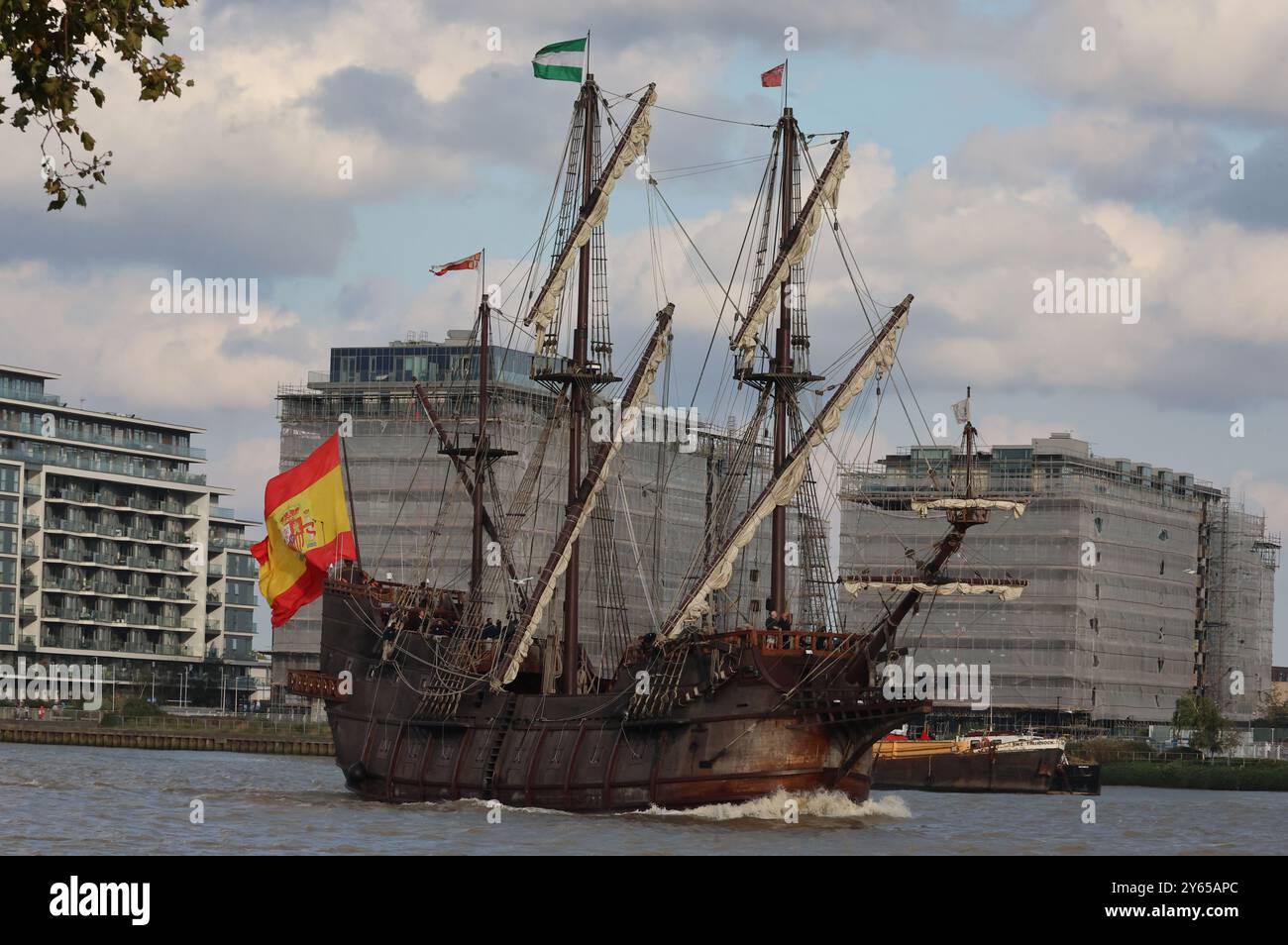 London, Großbritannien. September 2024. Aldalucia Replik des spanischen Galeon aus dem 15. Jahrhundert, der am 23. September 2024 die Themse hinaufging. Das Schiff wurde erstmals 2009 gebaut und war das Werk einer „originellen und innovativen“ Technologie, die verwendet wurde, um eine Replik des Schiffes zu erstellen, das 1492 erstmals in See ging. Das Schiff verband Andalusien mit Amerika und Asien und transportierte Händler, Seeleute und Händler über drei Kontinente Credit: Action Foto Sport/Alamy Live News Stockfoto