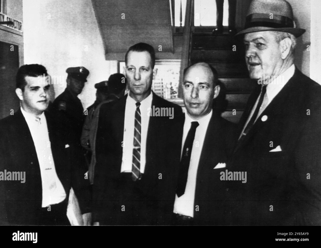 Prozess gegen Angeklagte Klansmen. Hayneville , Alabama , Staatsanwalt , Matt Murphy , Jr. ( rechts ) steht neben den drei Ku Klux Klansmen , die er wegen Mordes an Frau Viola Liuzzo verteidigt , eine weiße Bürgerrechtlerin aus Detroit . Von links sind Collie Leroy Wilkins , Eugene Thomas und William M Eaton , deren Versuche bis zum Frühjahr verzögert wurden . Frau Liuzza , Mutter von fünf Kindern , wurde in ihrem Auto angeschossen , als sie von Montgomery zurückkehrte , nach dem jüngsten bürgerrechtsmarsch von Selma nach Montgomery . 4. Mai 1965 Stockfoto