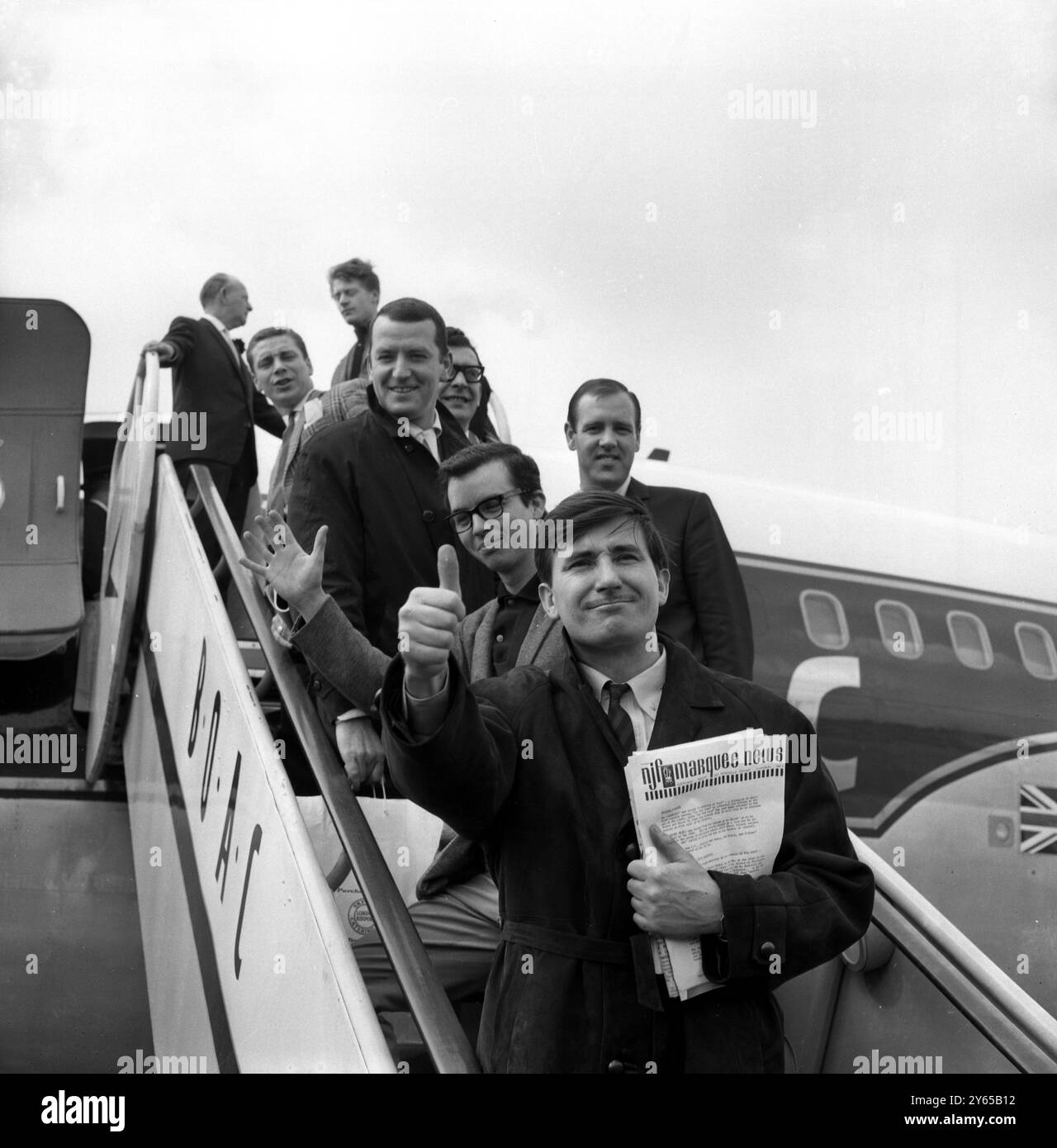 Kenny Ball (Foreground) und Mitglieder seiner britischen Jazzgruppe ASRE zeigten sich, bevor sie am 7. Mai 1965 in Charleston, West Virginia, an Bord ihres Flugzeugs flogen Stockfoto