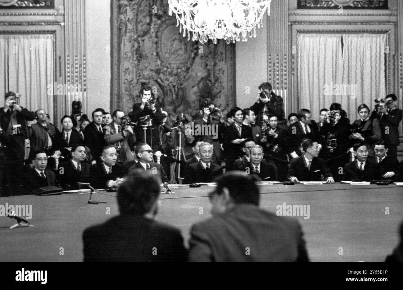 Vietnam Friedensgespräche in Paris. Die gesamte nordvietnamesische Delegation hat sich an dem runden Tisch im Konferenzraum des Hotel Majestic für die gesamte Sitzung der Vietnam Friedensgespräche hier gesehen . 25. Januar 1969 Stockfoto