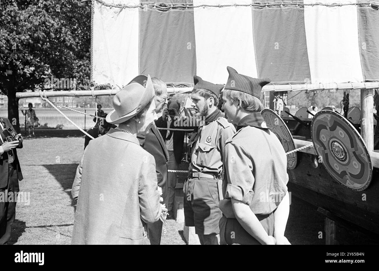 König Frederik und Königin Ingrid von Dänemark sprechen mit zwei dänischen Pfadfindern , die neben einem Wikingerboot stehen , einer der vielen Attraktionen der Ausstellung „zu Hause mit Dänen“ , die offiziell im Battersea Park in London eröffnet wurde . Die dänischen Royals tourten in diesem Jahr bei strahlendem, warmem Sonnenschein durch die Ausstellung, die Teil von Dänemark in Großbritannien '68 ist . 26. April 1968 Stockfoto