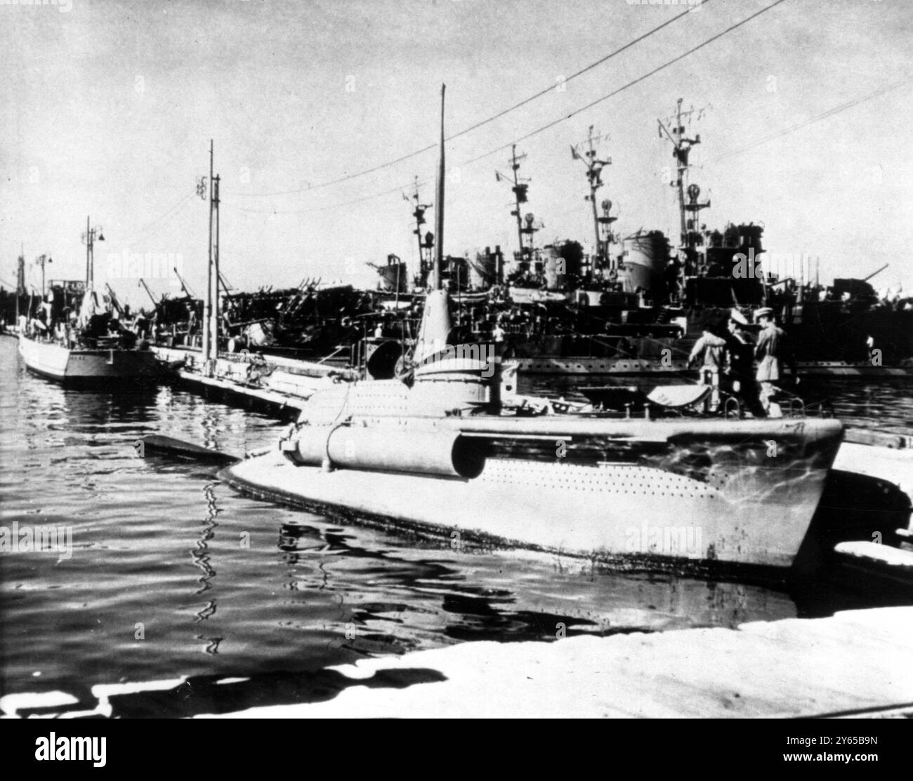 Das Zwerg-U-Boot , dessen Überbau wie ein Motorboot aussieht , mit seinen Torpedoröhren an der Außenseite , ist im Vordergrund mit anderen Einheiten der italienischen Flotte zu sehen , die von den Alliierten beim Zusammenbruch Italiens im Hafen von Tarent beschlagnahmt wurden . 19. Dezember 1943 Stockfoto
