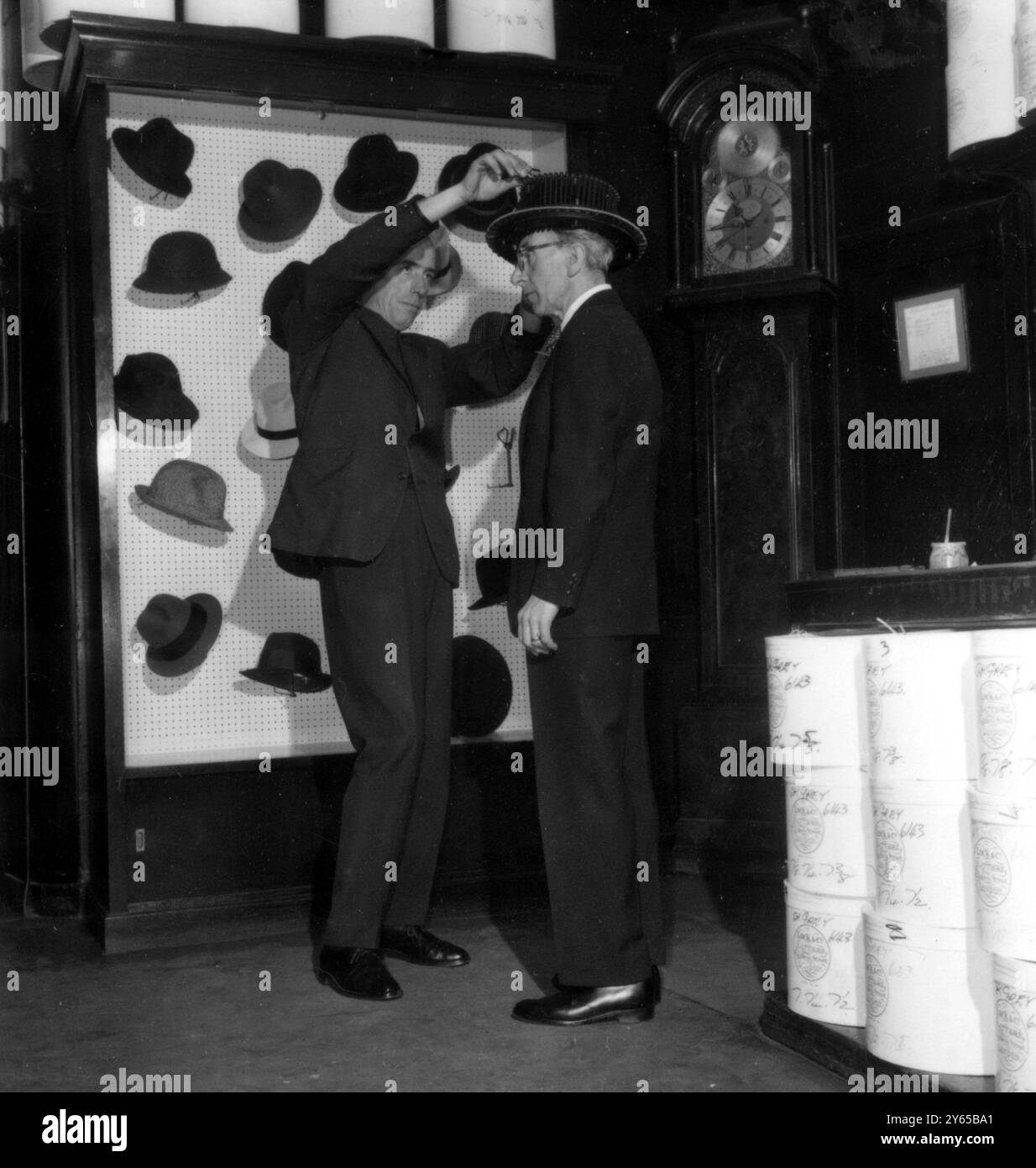 Das berühmte Londoner Hutgeschäft Lock and Company in St James's Street , London , England . Ich habe hier einen Kunden gesehen, der seinen Kopf vermessen hat. 26. Mai 1965 Stockfoto