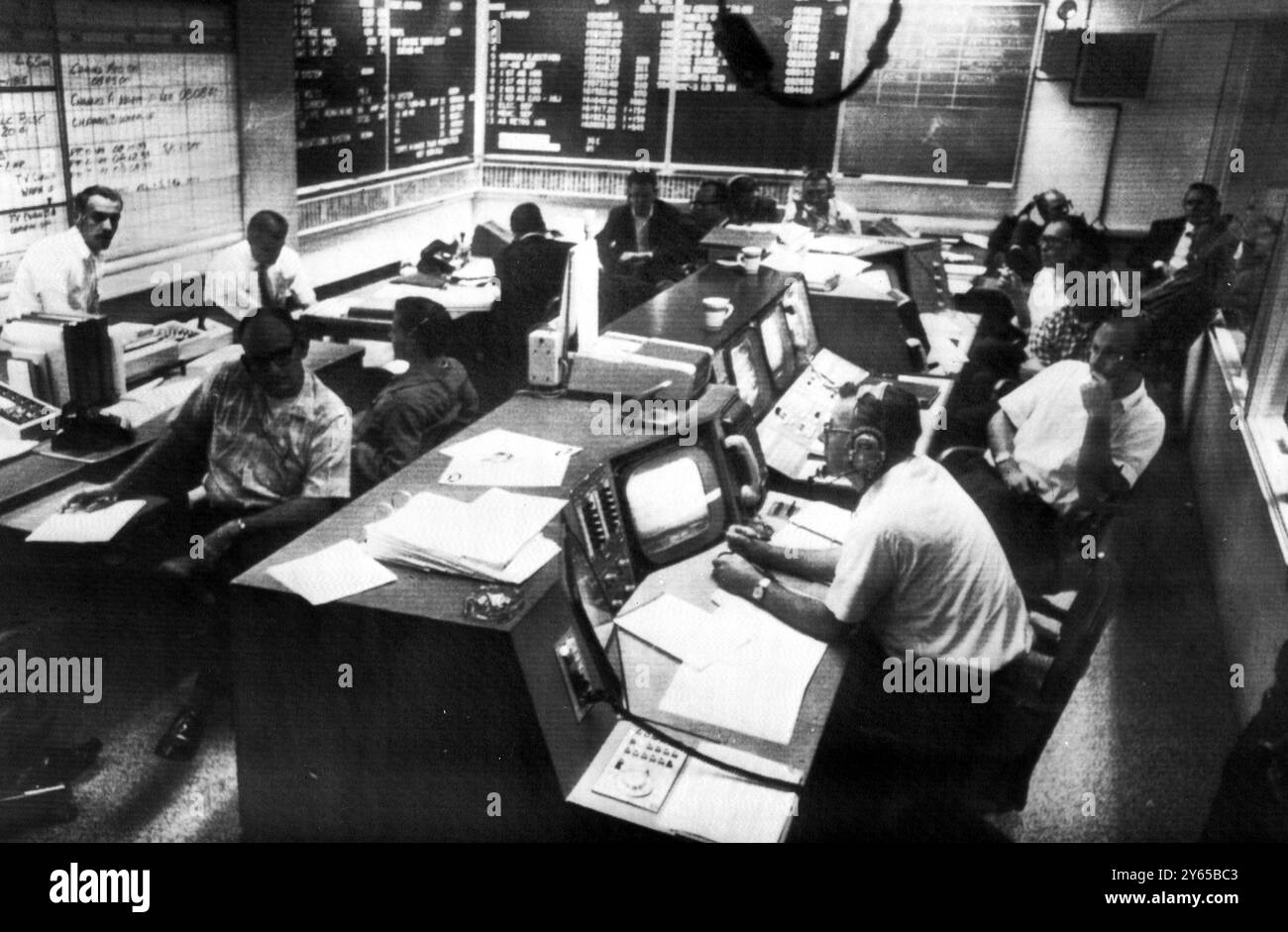 Im Ranger 6 Hauptquartier Pasadena California im Kommandozentrum von Caltech Jet Propulsion Laboratory eine Szene von betäubende Verzweiflung nach dem Versagen von Ranger 6, Fernsehbilder von der Oberfläche des Mondes zu liefern spektakuläre Bulls Eye Hit auf seiner Mondmission Anfang 2. Februar traf die US-Raumsonde den Mond mit spektakulärem Aufprall Genauigkeit, aber die sechs Fernsehkameras reagierten nicht auf ein Einschaltsignal von Masse das Signal zum Starten die Kameras wurden vom Hauptquartier von Pasadena am 3. Februar 1964 übertragen Stockfoto