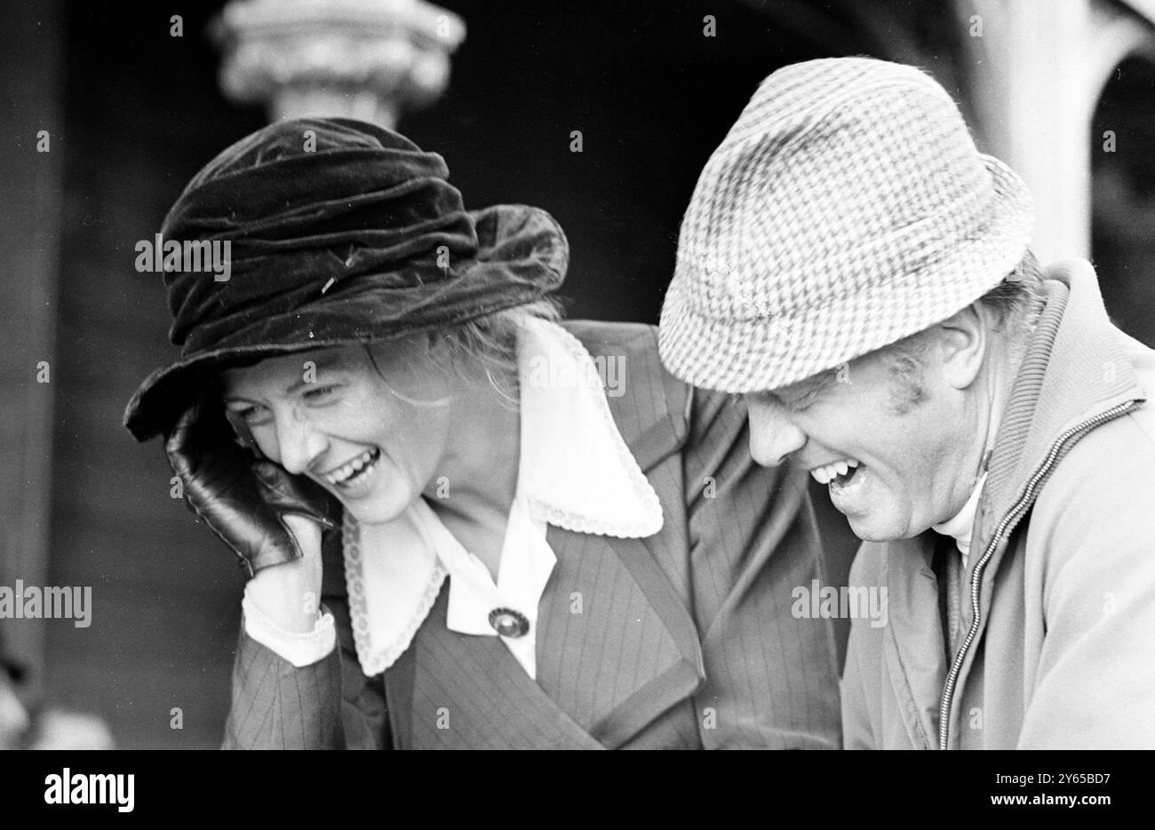 Vanessa Redgrave mit Regisseur Richard Attenborough in "Oh, was für ein schöner Krieg". Sie spielt die Rolle der berühmten britischen Suffragette Sylvia Pankhurst während des Krieges von 1914-1918, die berühmt wurde für ihre Kampagne für „Vots for Women“ Brighton, Sussex, England - 24. Juli 1968 Stockfoto