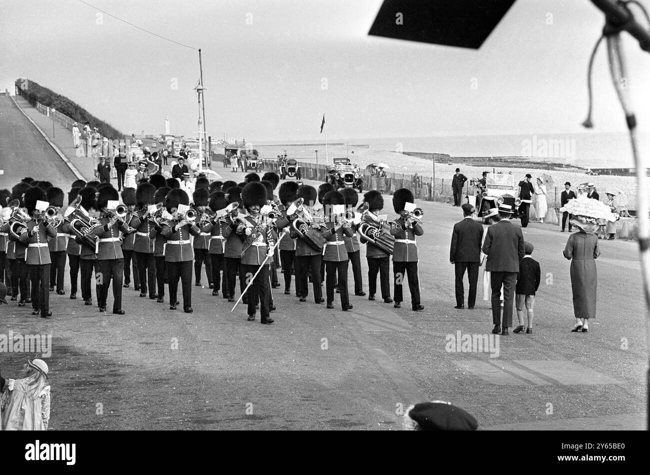 "Oh, was für ein schöner Krieg" - die Regimentsband der irischen Garde marschiert während einer Szene im Film an der Küste. Brighton, Sussex, England - 10. Juni 1968 Stockfoto