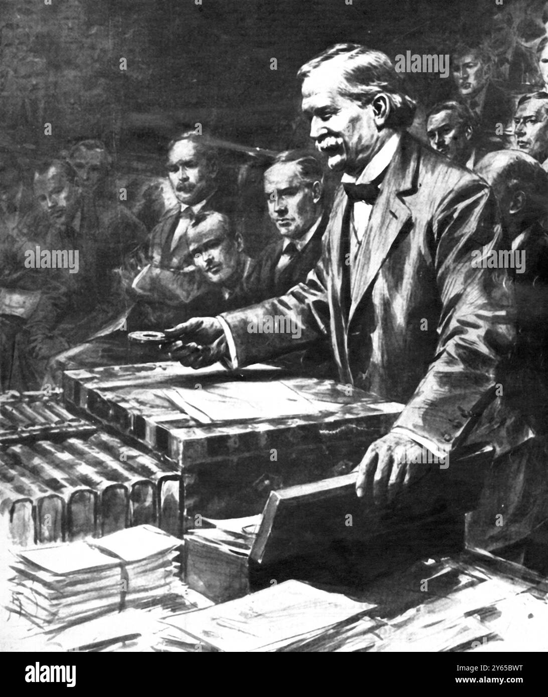 David Lloyd George , Minister für Munition , zeigte eine hochexplosive Sicherung im Unterhaus während seiner Rede im Parlament zur Einführung des Munitionsgesetzes . Er erklärte die Schwierigkeiten einer plötzlichen und enormen Steigerung der Leistung komplizierter Mechanismen . Juli 1915 Stockfoto