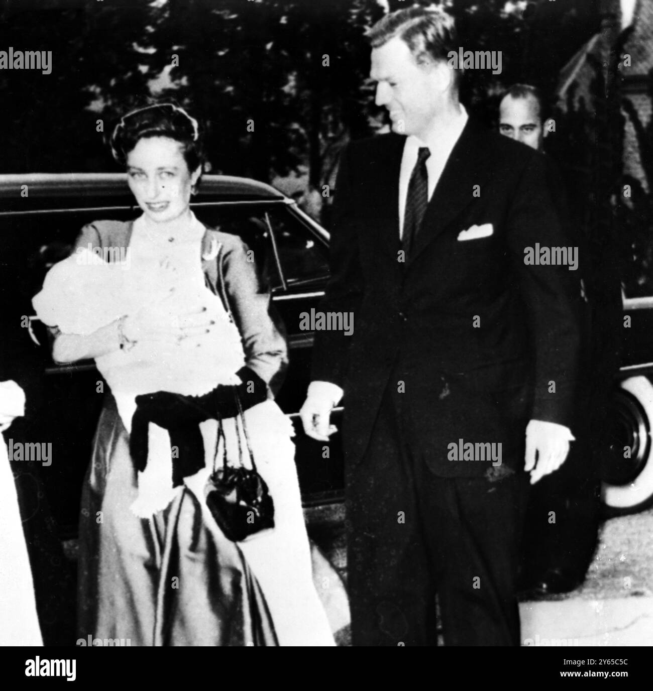 Prinzessin Ragnhild von Norwegen , Frau Lorentzen hält nach seiner Taufe in der Asker Kirche ihren kleinen Sohn, Tochter des Kronprinzen Olav von Norwegen . September 1954 Stockfoto