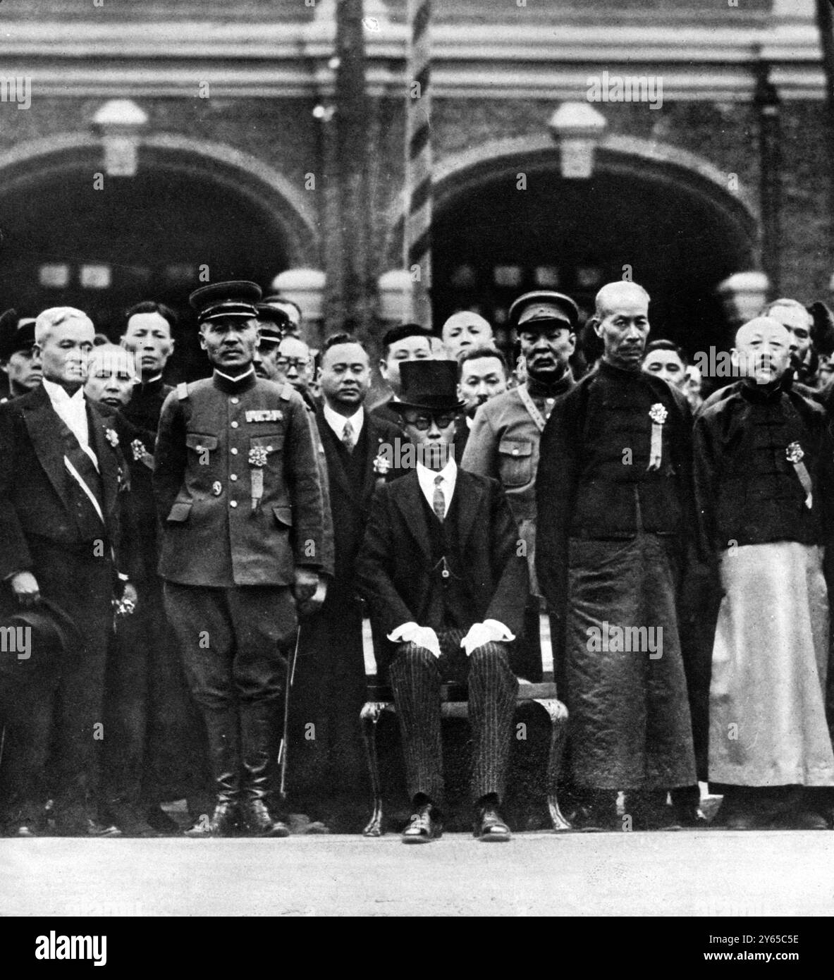 Der Ex - Kaiser Chinas ernannte den Kopf eines neuen mandschurischen Staates : Hsuan Tung ( mit dem Hut ) mit dem japanischen General Honjo ( neben links ) und Graf Uchida ( ganz links ) . 9. April 1932 Stockfoto